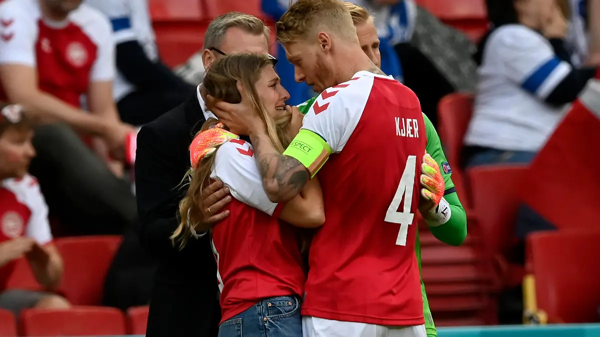 Simon Kjaer tröstet Sabrina Kvist Jensen