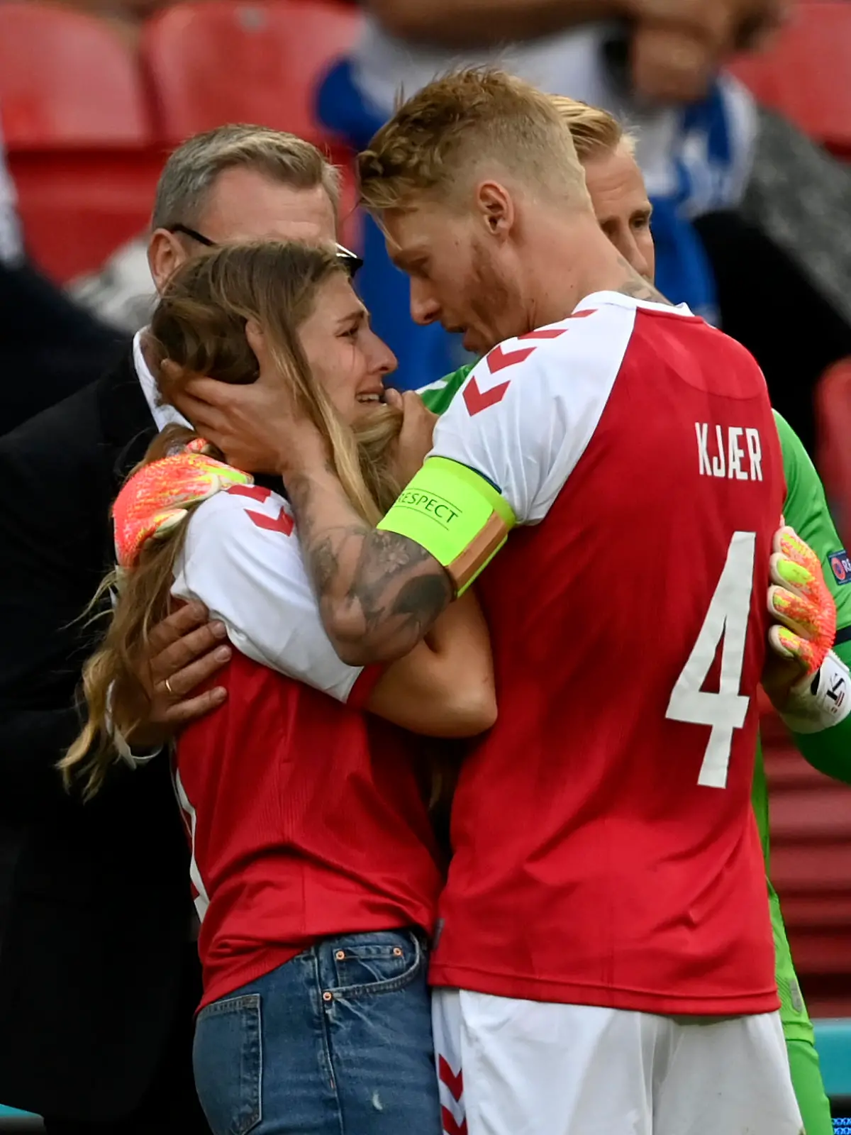 Simon Kjaer tröstet Sabrina Kvist Jensen