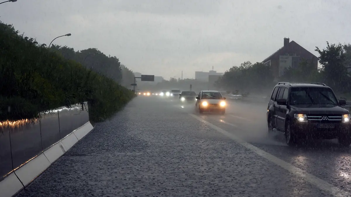 07.05.2023, Baden-Württemberg, Stuttgart: Starkregen behindert die Sicht für Autofahrer auf der Bundesstraße 10 im Stuttgarter Stadtbezirk Wangen. Foto: Andreas Rosar/dpa +++ dpa-Bildfunk +++