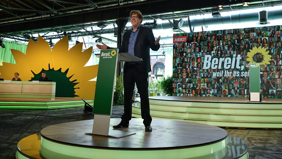 11.06.2021, Berlin: Michael Kellner, Bundesgeschäftsführer von Bündnis90/Die Grünen, eröffnet die Bundesdelegiertenkonferenz seiner Partei teil. Bei ihrem digitalen Parteitag in Berlin wollen die Grünen ihr Wahlprogramm für die Bundestagswahl im September verabschieden und Baerbock offiziell als Kanzlerkandidatin aufstellen. Foto: John Macdougall/AFP Pool/dpa +++ dpa-Bildfunk +++