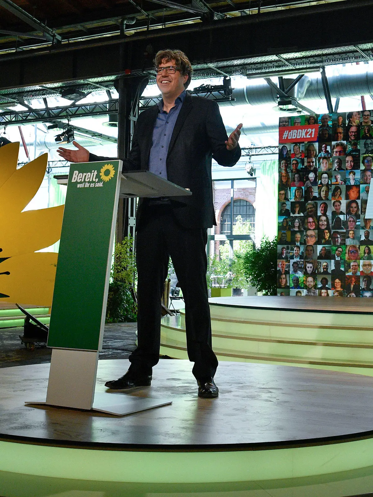 11.06.2021, Berlin: Michael Kellner, Bundesgeschäftsführer von Bündnis90/Die Grünen, eröffnet die Bundesdelegiertenkonferenz seiner Partei teil. Bei ihrem digitalen Parteitag in Berlin wollen die Grünen ihr Wahlprogramm für die Bundestagswahl im September verabschieden und Baerbock offiziell als Kanzlerkandidatin aufstellen. Foto: John Macdougall/AFP Pool/dpa +++ dpa-Bildfunk +++