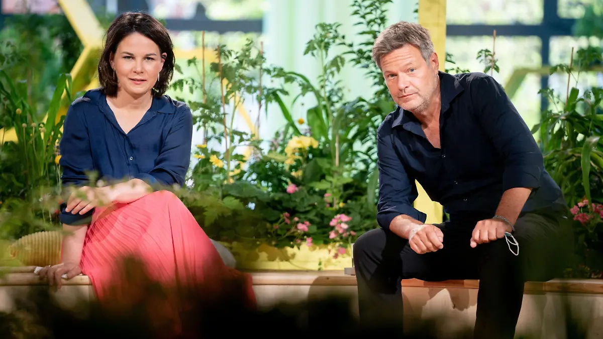 11.06.2021, Berlin: Annalena Baerbock, Kanzlerkandidatin und Bundesvorsitzende von Bündnis 90/Die Grünen, und Robert Habeck, Bundesvorsitzender von Bündnis 90/Die Grünen, unterhalten sich bei der Bundesdelegiertenkonferenz ihrer Partei. Bei ihrem digitalen Parteitag in Berlin wollen die Grünen ihr Wahlprogramm für die Bundestagswahl im September verabschieden und Baerbock offiziell als Kanzlerkandidatin aufstellen. Foto: Kay Nietfeld/dpa +++ dpa-Bildfunk +++