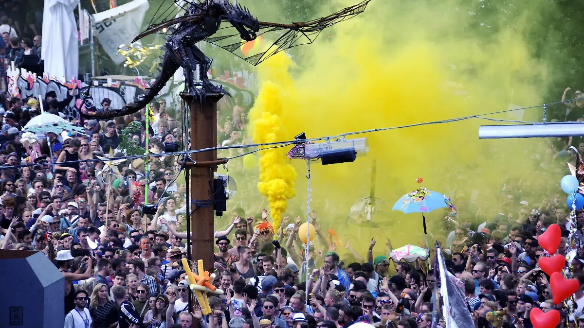 Donnerstag 18 Uhr, Eröffnung der Turmbühne. Das Fusion Festival in Lärz 2016 mit rund 70.000 Besuchern vom 29.06. 2016 bis zum 03.07.2016. Das Programm umfasst fast den gesamten elektronischer Musik. Geboten wird aber auch diverse andere Live-Musik verschiedenster Stilrichtungen auf verschiedenen Bühnen und in Clubs, desweiteren ein vielfältiges Kabaret-, Kino- und Theaterprogramm, sowie Perfomances und viele Live-Instasllationen. fusion 2016 - 05 turmbühne