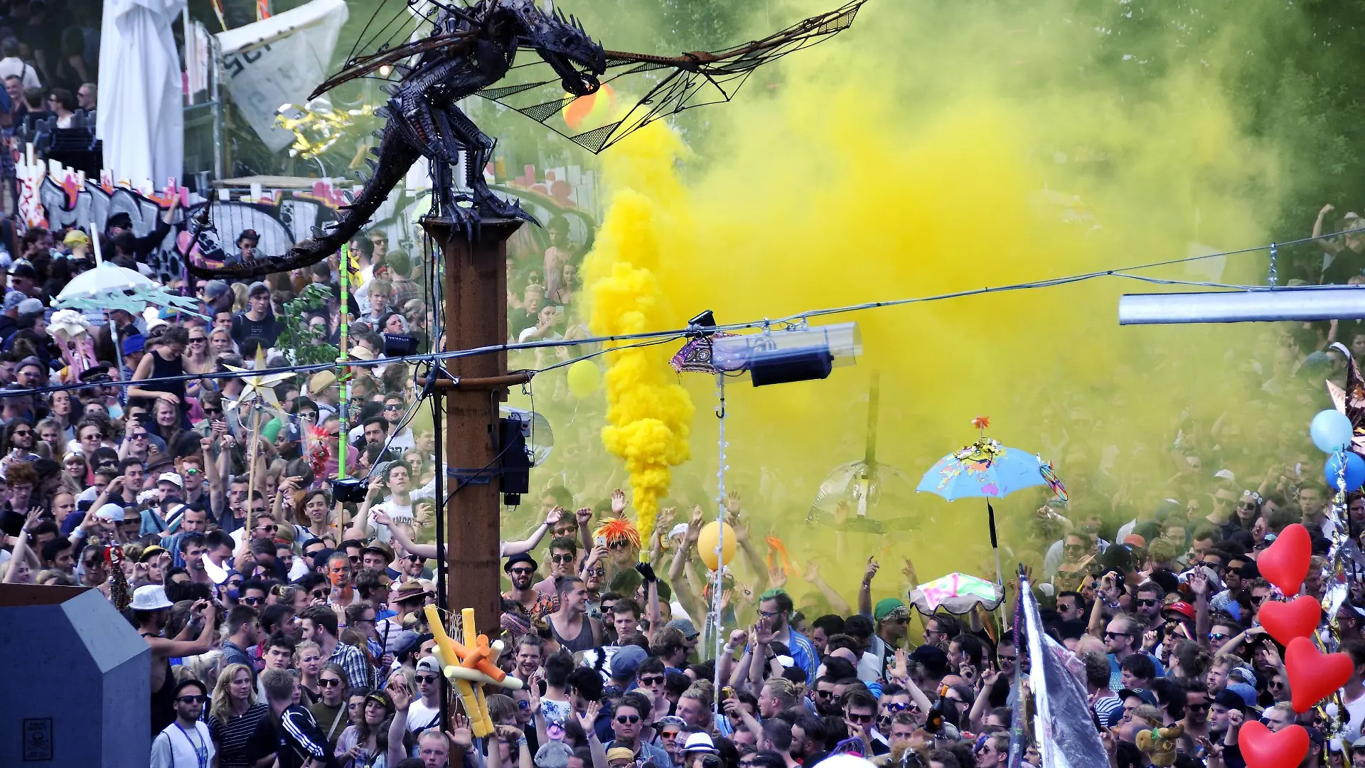  Donnerstag 18 Uhr, Eröffnung der Turmbühne. Das Fusion Festival in Lärz 2016 mit rund 70.000 Besuchern vom 29.06. 2016 bis zum 03.07.2016. Das Programm umfasst fast den gesamten elektronischer Musik. Geboten wird aber auch diverse andere Live-Musik verschiedenster Stilrichtungen auf verschiedenen Bühnen und in Clubs, desweiteren ein vielfältiges Kabaret-, Kino- und Theaterprogramm, sowie Perfomances und viele Live-Instasllationen. fusion 2016 - 05 turmbühne