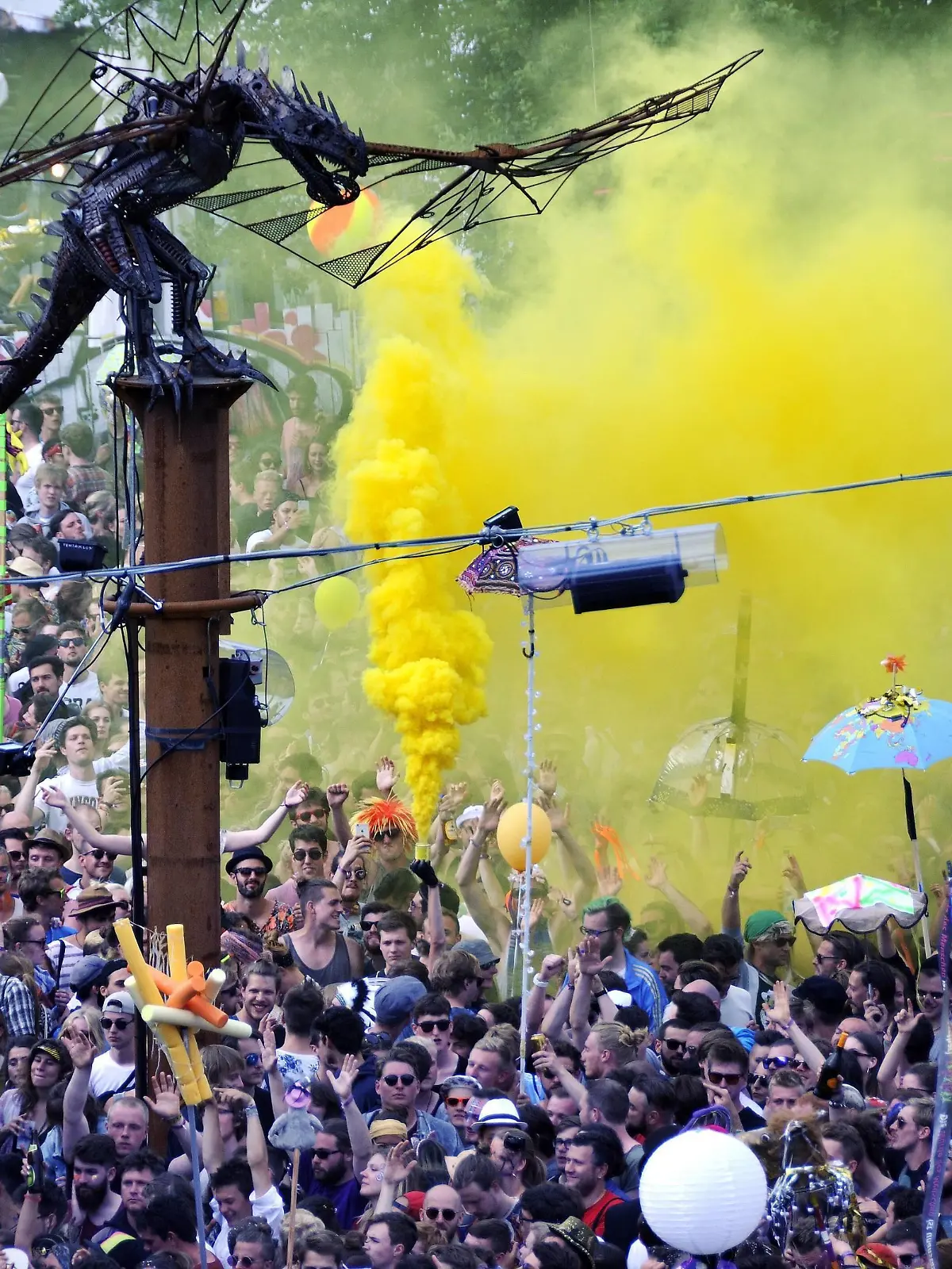  Donnerstag 18 Uhr, Eröffnung der Turmbühne. Das Fusion Festival in Lärz 2016 mit rund 70.000 Besuchern vom 29.06. 2016 bis zum 03.07.2016. Das Programm umfasst fast den gesamten elektronischer Musik. Geboten wird aber auch diverse andere Live-Musik verschiedenster Stilrichtungen auf verschiedenen Bühnen und in Clubs, desweiteren ein vielfältiges Kabaret-, Kino- und Theaterprogramm, sowie Perfomances und viele Live-Instasllationen. fusion 2016 - 05 turmbühne