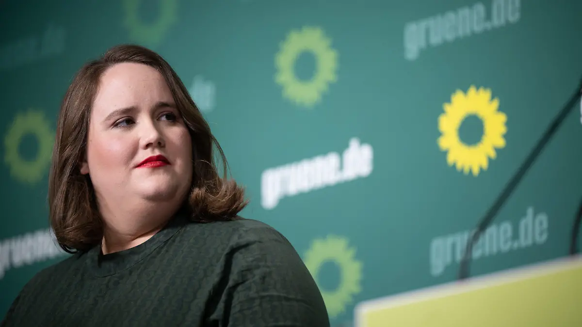 ARCHIV - 13.02.2023, Berlin: Ricarda Lang, Bundesvorsitzende von Bündnis 90/Die Grünen, nimmt an einer Pressekonferenz zum Ergebnis der Wiederholungswahl zum Berliner Abgeordnetenhaus in der Bundesgeschäftsstelle teil. (zu dpa «Grünen-Chefin: Atomausstieg ist Einstieg in saubere Energieversorgung») Foto: Sebastian Gollnow/dpa +++ dpa-Bildfunk +++