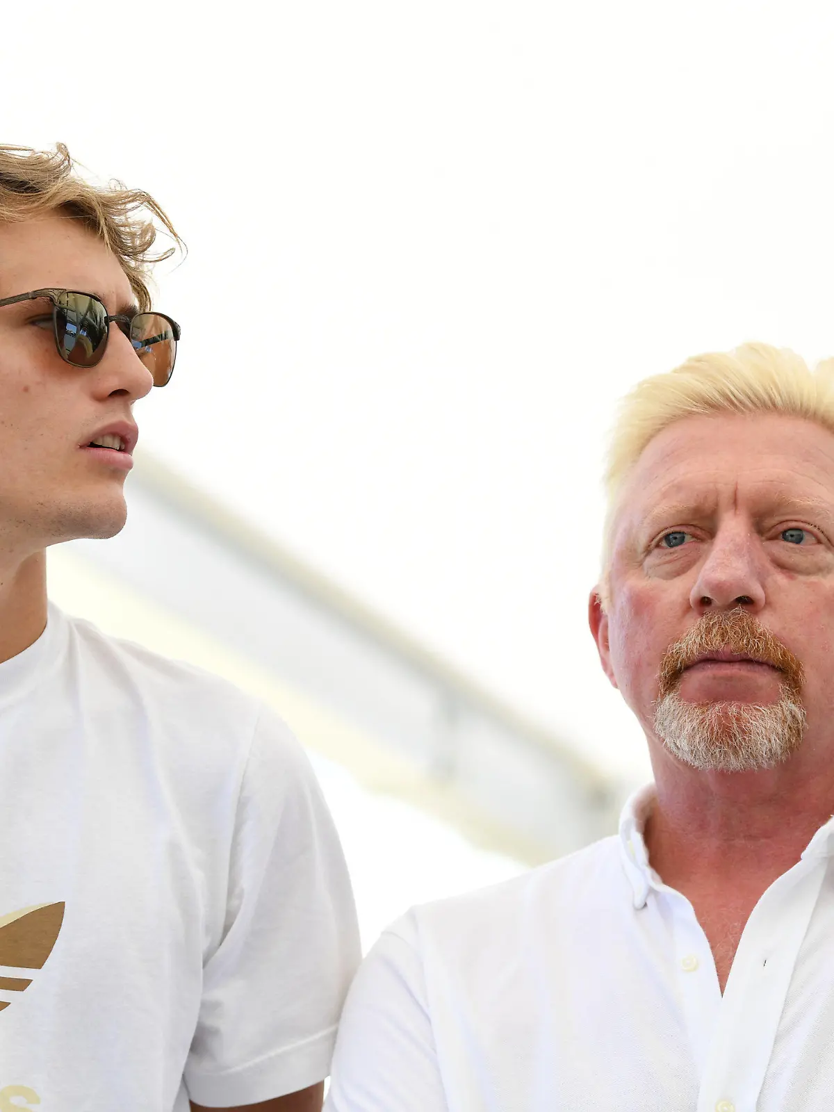 ARCHIV - 01.01.2020, Australien, Brisbane: Die ATP-Mannschaft aus Deutschland mit Alexander Zverev (l) und Team-Kapitän Boris Becker (r), spielen bei einer Medienveranstaltung, zum Auftakt des ATP Cup in Australien. (zu dpa: «Zverev über Becker als Coach: Werde das überhaupt nicht ausschließen») Foto: Dan Peled/AAP/dpa +++ dpa-Bildfunk +++