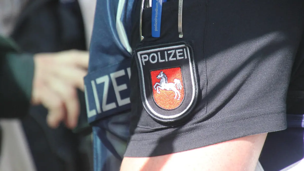 Symbolbilder / Themenbilder: Polizei, Rettungsdienst, Feuerwehr Feuerwehr, Rettungsdienst, Polizei, Einsatz, Blaulicht, Notfall, Feuer, Brand, Notruf, Einsatzstelle, Hilfe, Notarzt, NEF, Notarzteinsatzfahrzeug, Notarzteinsatz, Einsatz, Feuerwehr, Arzt, Rettungswagen, RTW, Krankenhaus, Berufsfeuerwehr, 112, Blaulicht, Einsatzfahrt, Erste Hilfe, Europa, Deutschland, Unfall, Medizinischer Notfall, Fahrzeug, Notfallsanitäter, Sanitäter, Rettungsasisstent, Retter, Rettung, Notdienst, Personenschaden, Schlaganfall, Herzinfarkt, Verkehrsunfall, Feuer, Brand, Autobahn, Innenstadt, Gesellschaft, Notruf, Hilfe, Blutdruck, Blutzucker, Unterzuckerung, Corona, Covid19, Coronapandemie, Festnahme, Polizist, Einsatzkraft, Nachrichten Deutschland *** S Copyright: xMDx
