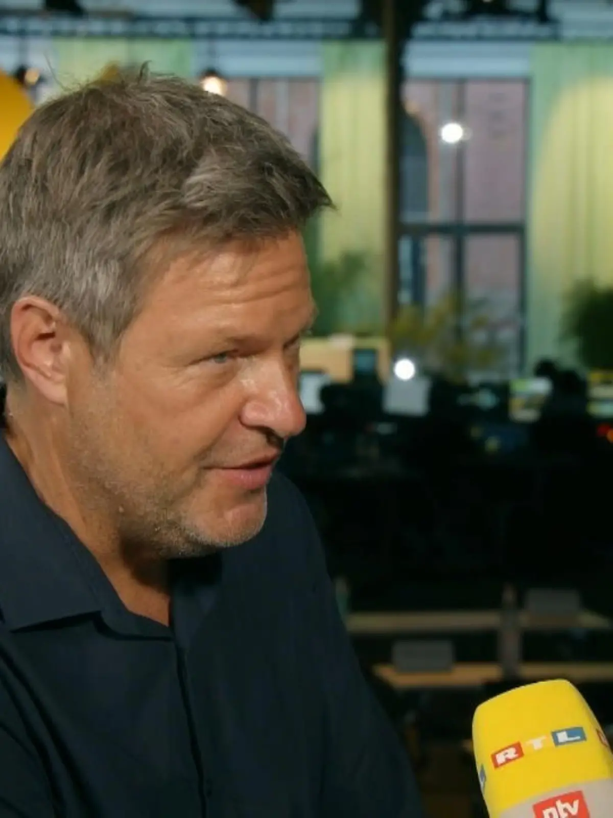 Bild zu: "Parteichef Robert Habeck im RTL-Interview"