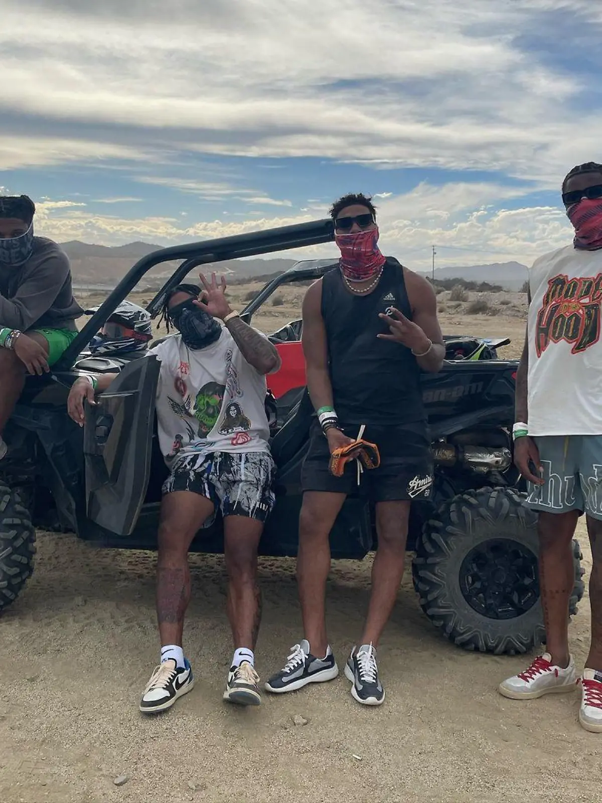 Damar Hamlin, Tee Higgins, Ja’Marr Chase and Tyler Boyd (v.l.n.r) beim Wüstenurlaub in Dubai.