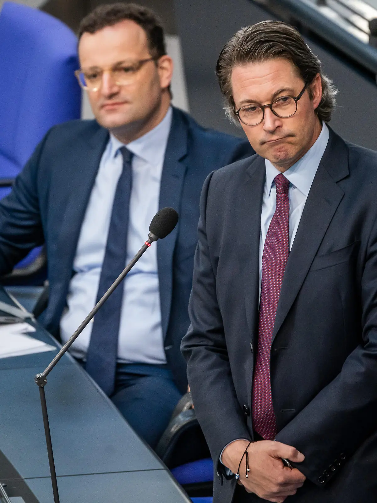 Andreas Scheuer (CSU,r), Bundesminister für Verkehr und digitale Infrastruktur, steht bei der Regierungsbefragung im Plenum in Bundestag neben Jens Spahn (CDU), Bundesminister für Gesundheit.