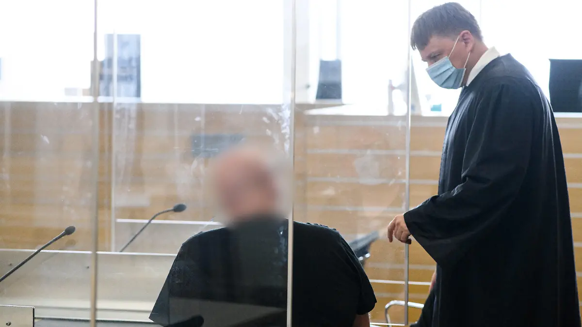 11.06.2021, Niedersachsen, Braunschweig: Der Angeklagte (l) sitzt zum Prozessauttakt im Landgericht neben seinem Verteidiger Christoph Rautenstengel. Dem Angeklagten wird vorgeworfen, seine Ehefrau im November 2020 in Helmstedt mit 15 Messerstichen getötet haben. Foto: Swen Pförtner/dpa +++ dpa-Bildfunk +++