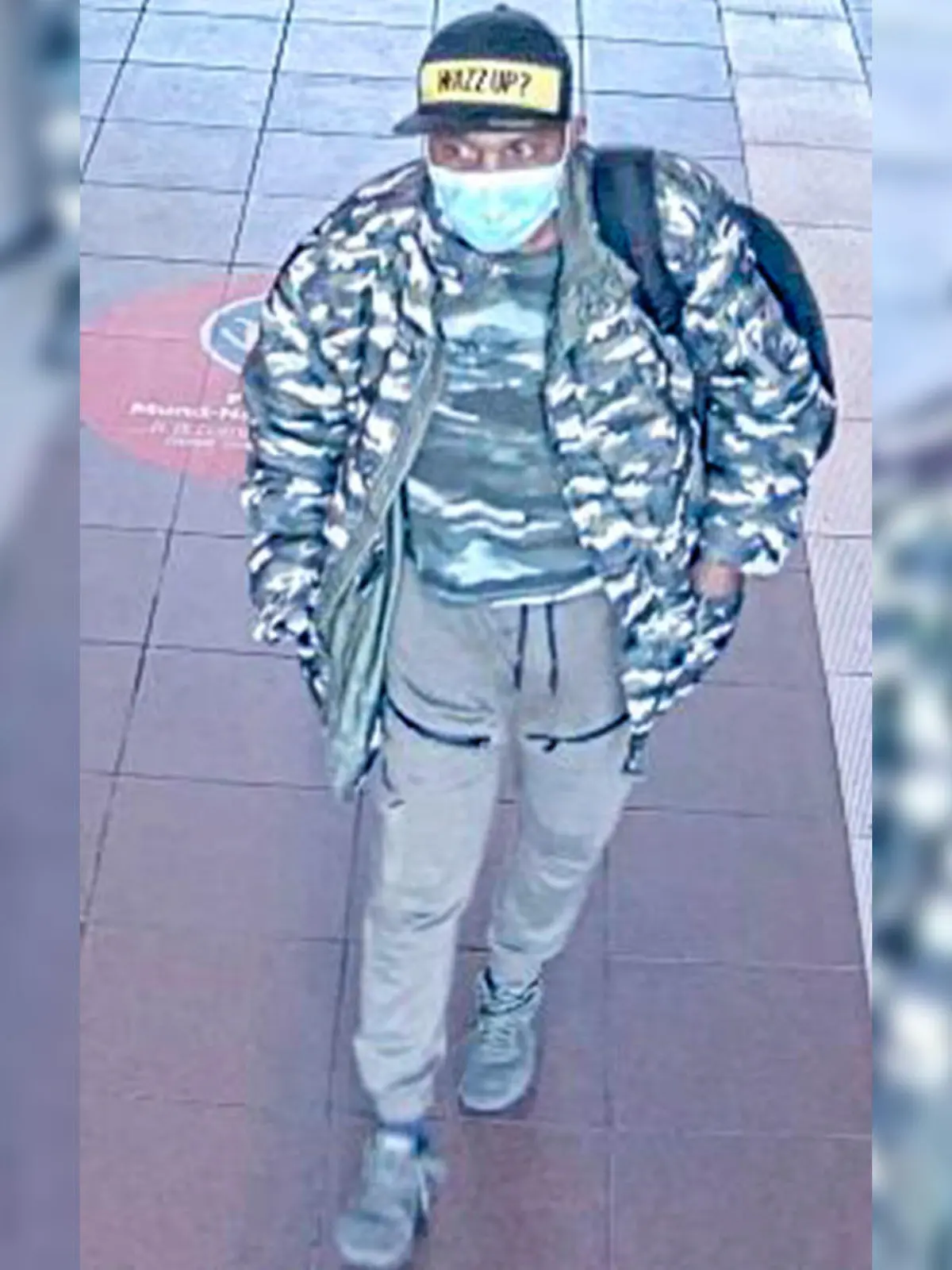 Dieser Mann soll mehrfach Frauen sexuell belästigt haben. Mit den Fotos fahndet die Polizei nun öffentlich nach ihm.