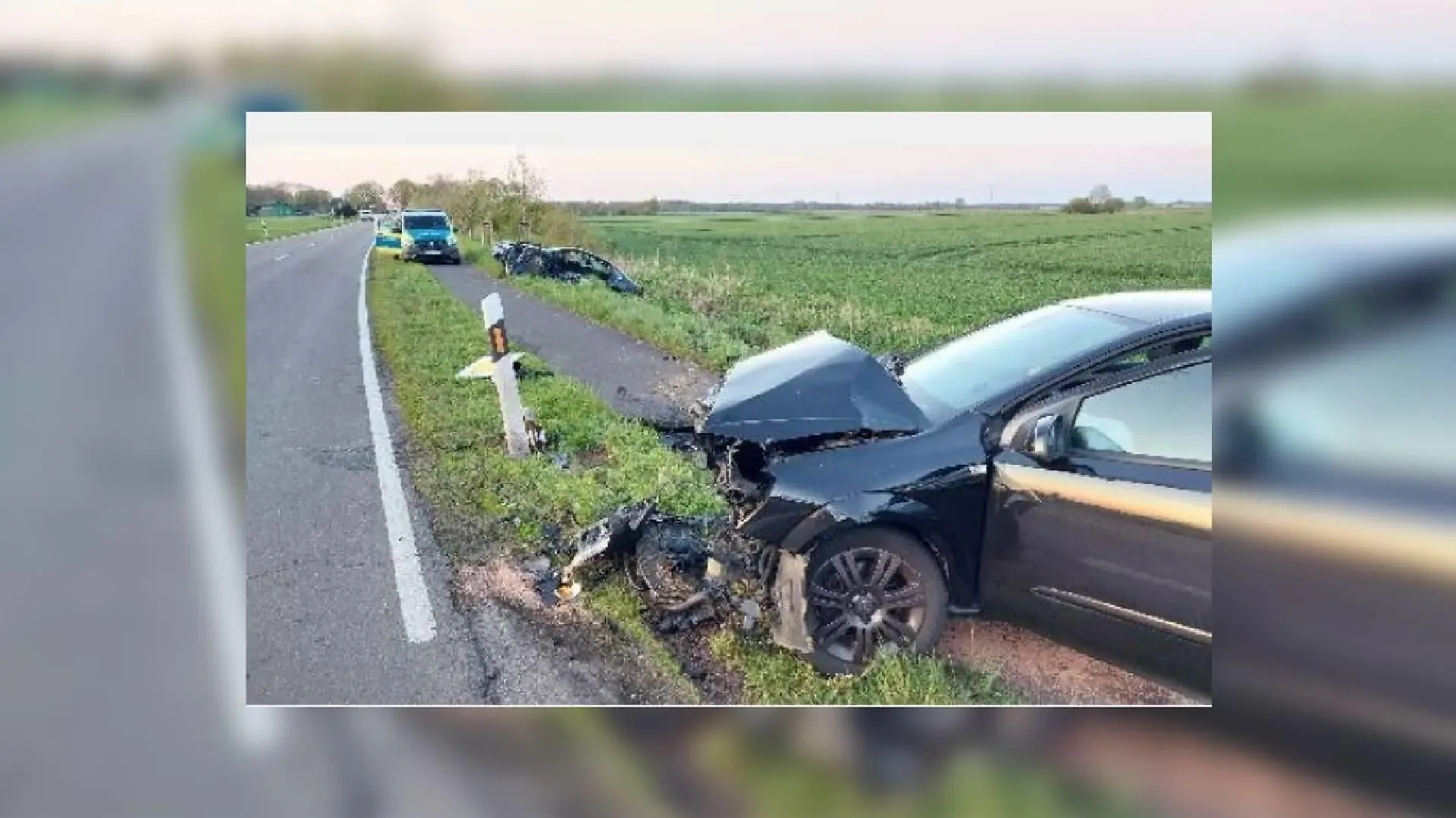Beide Autos haben einen Totalschaden. Alle Insassen werden schwerverletzt ins Krankenhaus gebracht.