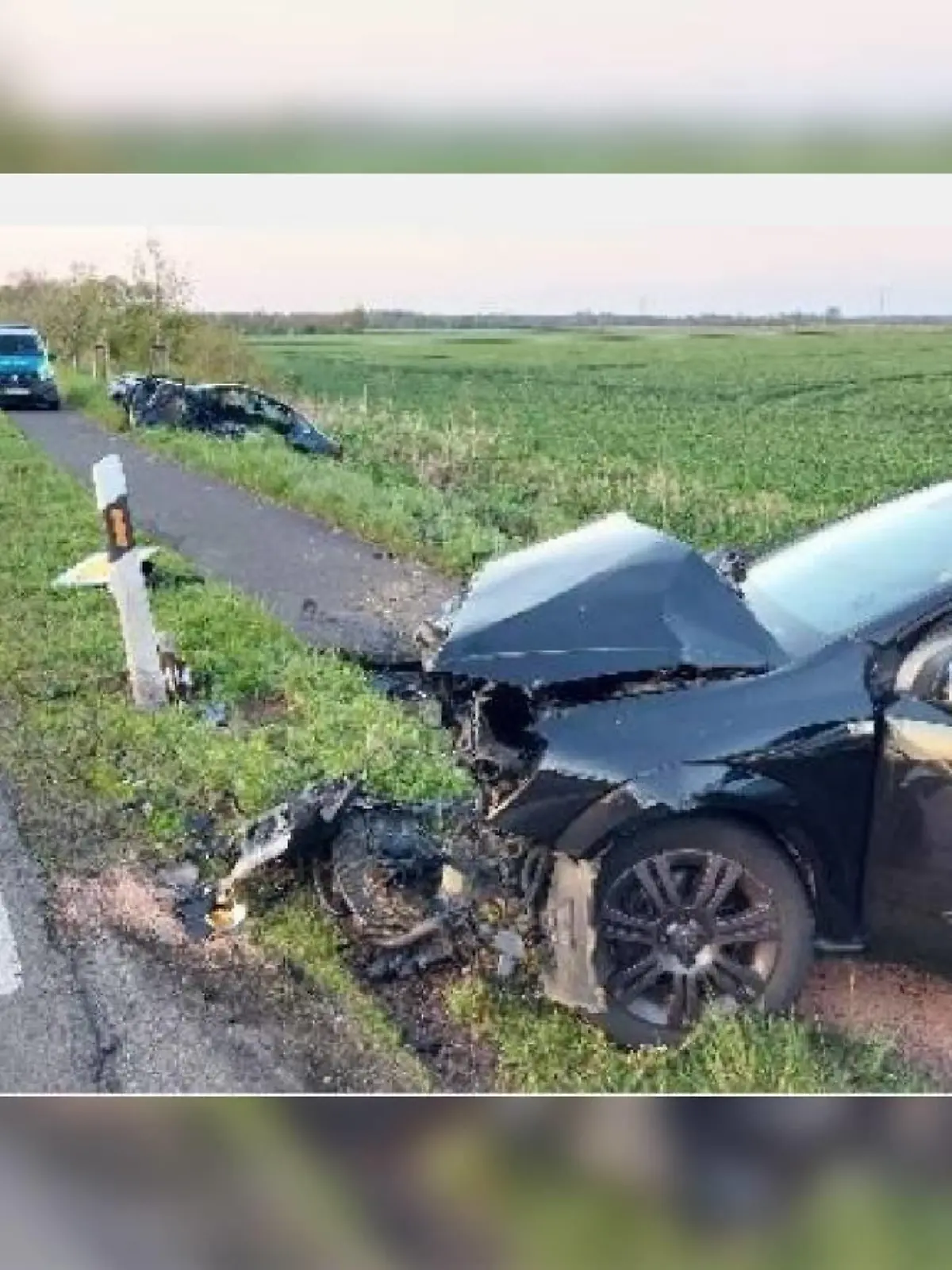 Beide Autos haben einen Totalschaden. Alle Insassen werden schwerverletzt ins Krankenhaus gebracht.