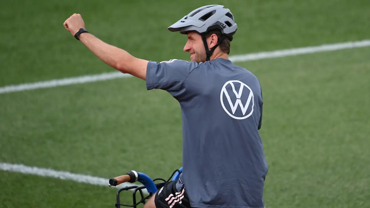 10.06.2021, Bayern, Herzogenaurach: Fußball: EM, Nationalmannschaft Deutschland, Training im Adi-Dassler-Stadion. Thomas Müller kommt auf dem Fahrrad zum Training. Foto: Federico Gambarini/dpa +++ dpa-Bildfunk +++
