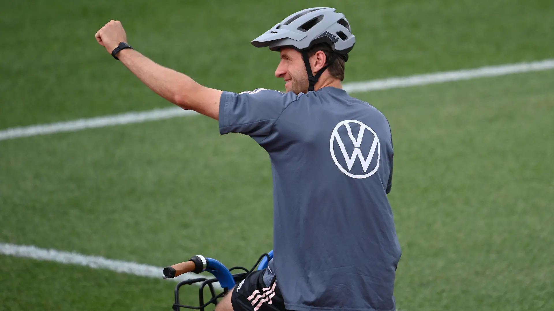 10.06.2021, Bayern, Herzogenaurach: Fußball: EM, Nationalmannschaft Deutschland, Training im Adi-Dassler-Stadion. Thomas Müller kommt auf dem Fahrrad zum Training. Foto: Federico Gambarini/dpa +++ dpa-Bildfunk +++