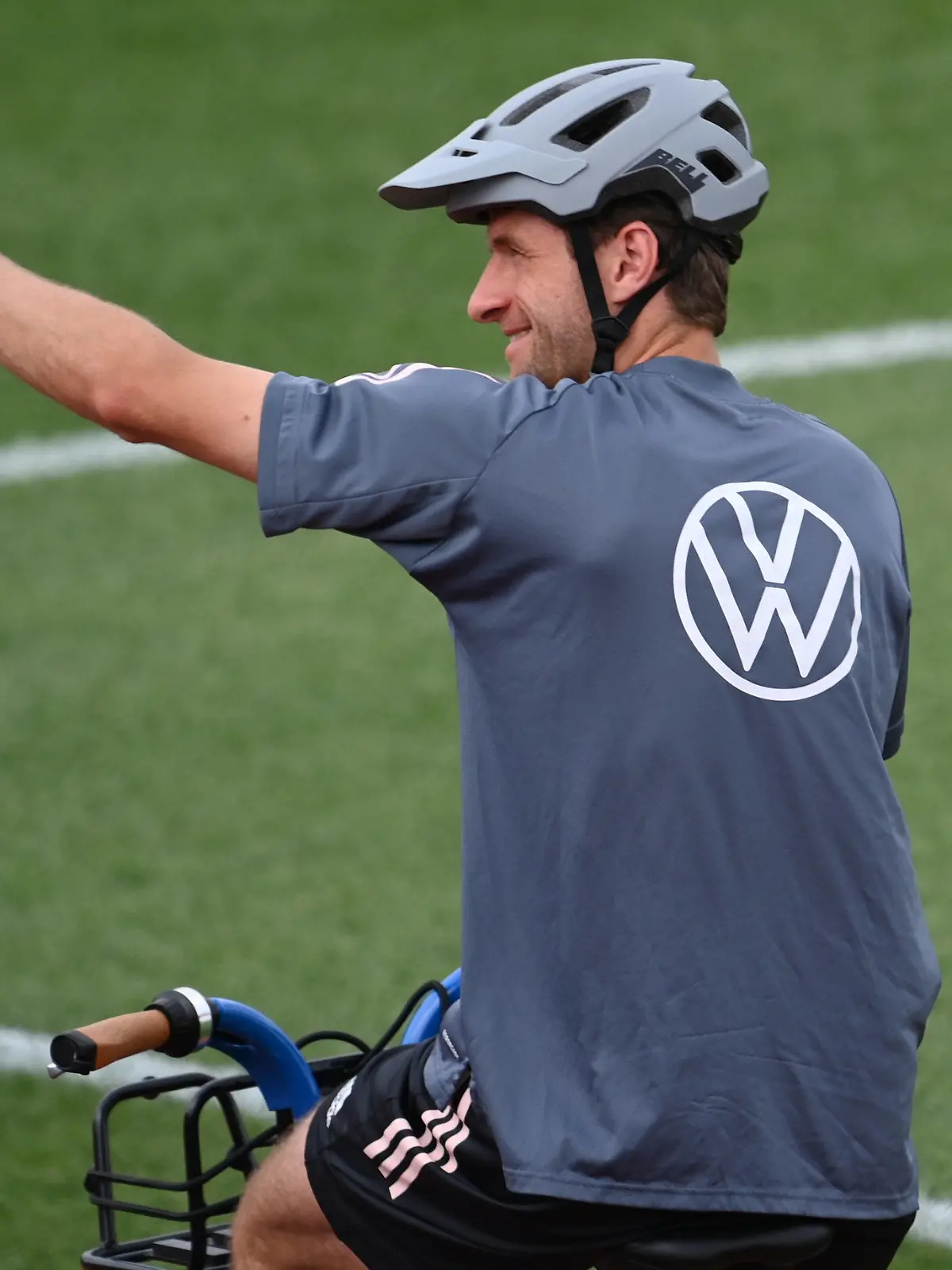 10.06.2021, Bayern, Herzogenaurach: Fußball: EM, Nationalmannschaft Deutschland, Training im Adi-Dassler-Stadion. Thomas Müller kommt auf dem Fahrrad zum Training. Foto: Federico Gambarini/dpa +++ dpa-Bildfunk +++