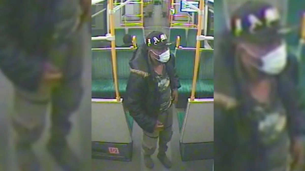 Dieser Mann soll mehrfach in der Bahn Frauen sexuell belästigt haben. Die Polizei veröffentlichte nun Bilder einer Überwachungskamera.