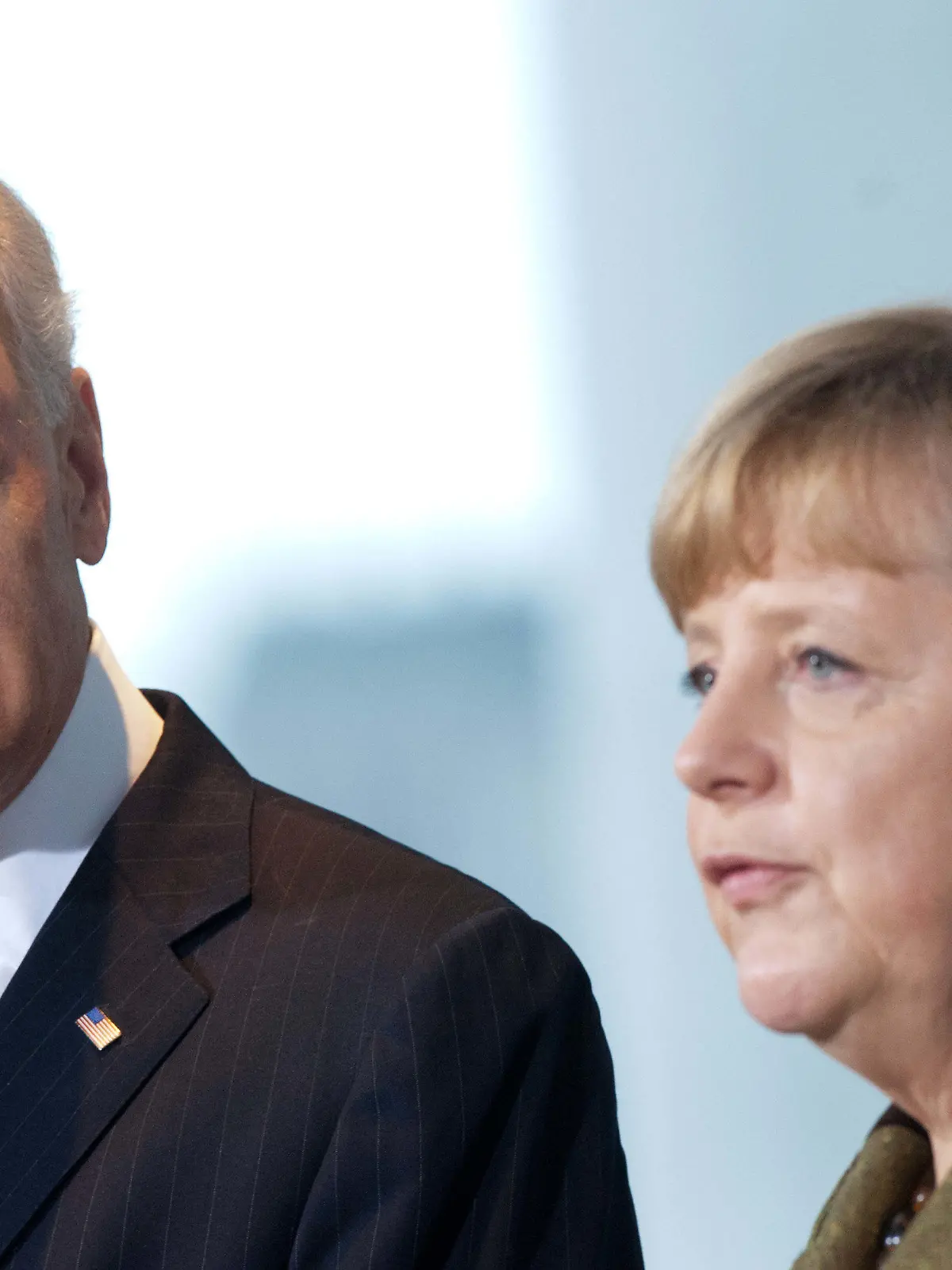 ARCHIV - 01.02.2013, Berlin: Bundeskanzlerin Angela Merkel (CDU) empfängt im Kanzleramt den damaligen US-Vizepräsidenten Joe Biden. US-Präsident Joe Biden will Kanzlerin Angela Merkel im Juli im Weißen Haus empfangen. Merkels Besuch in Washington sei für den 15. Juli geplant, teilte das Weiße Haus am Freitag mit. Foto: picture alliance / dpa +++ dpa-Bildfunk +++
