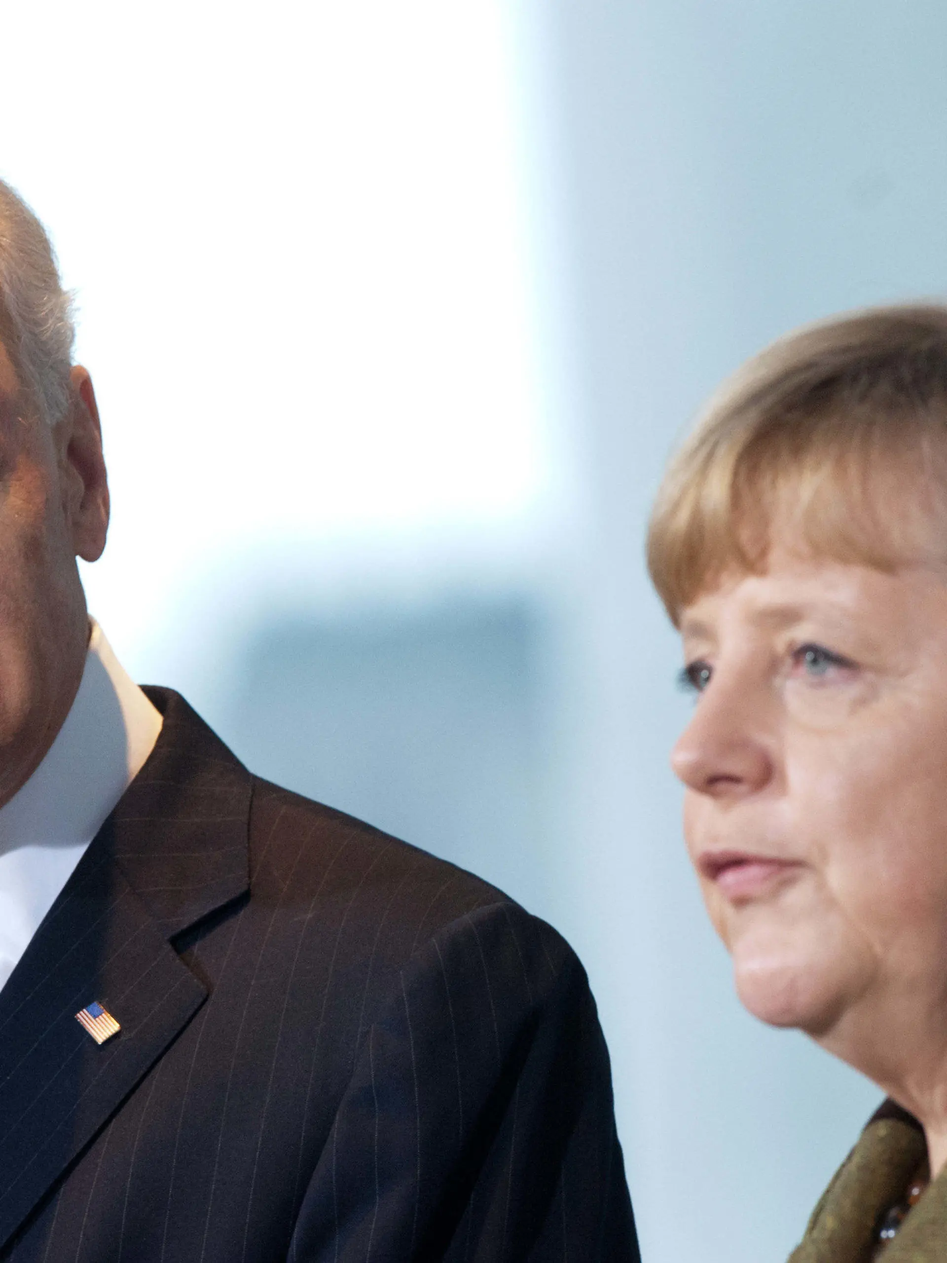 ARCHIV - 01.02.2013, Berlin: Bundeskanzlerin Angela Merkel (CDU) empfängt im Kanzleramt den damaligen US-Vizepräsidenten Joe Biden. US-Präsident Joe Biden will Kanzlerin Angela Merkel im Juli im Weißen Haus empfangen. Merkels Besuch in Washington sei für den 15. Juli geplant, teilte das Weiße Haus am Freitag mit. Foto: picture alliance / dpa +++ dpa-Bildfunk +++