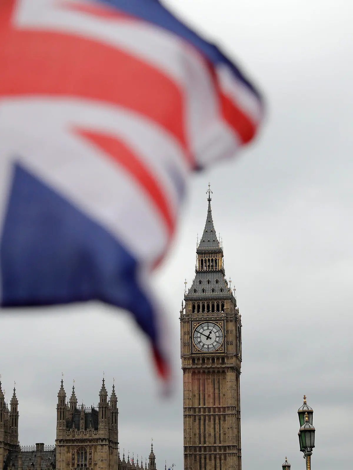 Britische Fähnchen an einem Touristen-Geschäft wehen am 29.03.2017 vor den Houses of Parliament in London mit dem Elizabeth Tower (r), in dem die Glocke Big Ben hängt. Großbritannien hat als erster Mitgliedsstaat in der Geschichte der Europäischen Union seinen Austritt verkündet. Foto: Matt Dunham/AP/dpa +++(c) dpa - Bildfunk+++