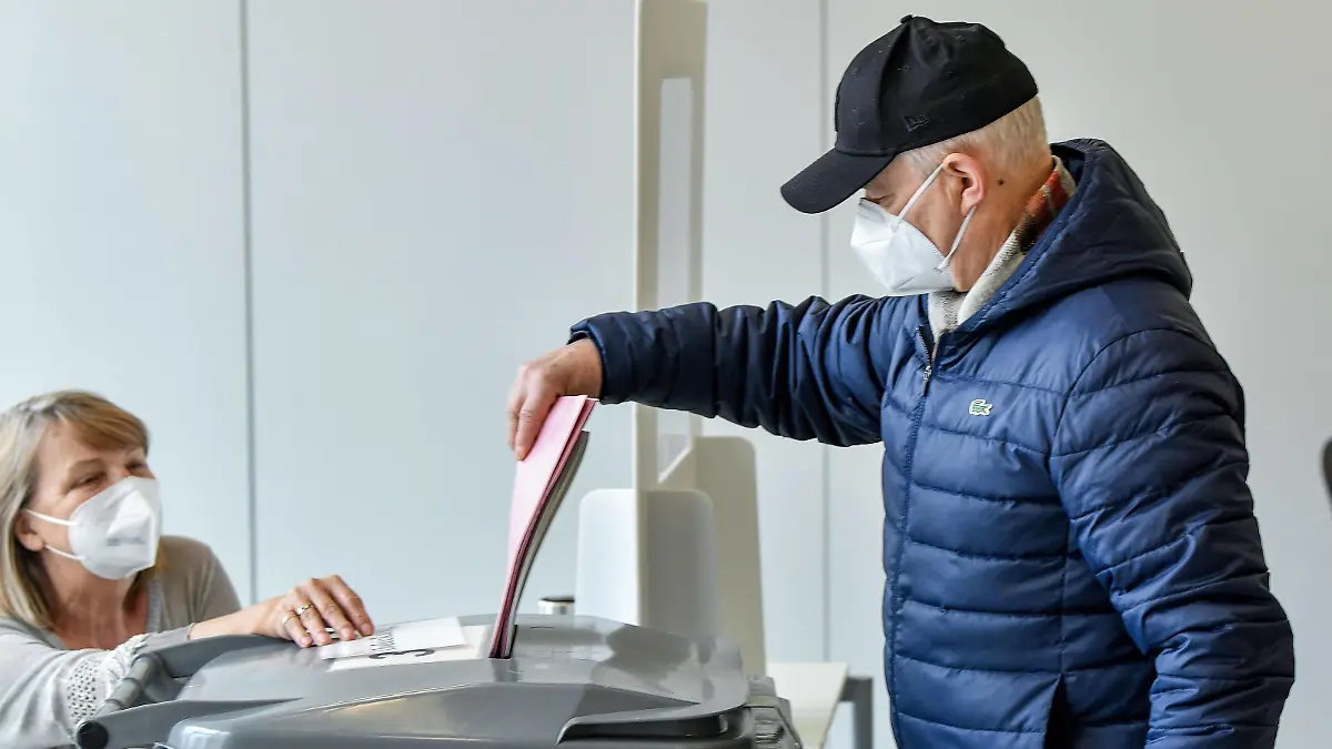 14.03.2021, xpsx, Lokal Hanau Impressionen Kommunal- und OB-Wahl v.l. Wahllokal, Wahlen, Wähler, Stimmzettel, Kreuz, Wahlurne, Stimme, Symbolfoto, Wahlkabine,, Hanau Hessen Deutschland DEU *** 14 03 2021, xpsx, local Hanau impressions municipal and OB election v l polling station, elections, voter, ballot, cross, ballot box, vote, symbol photo, voting booth,, Hanau Hesse Germany DEU