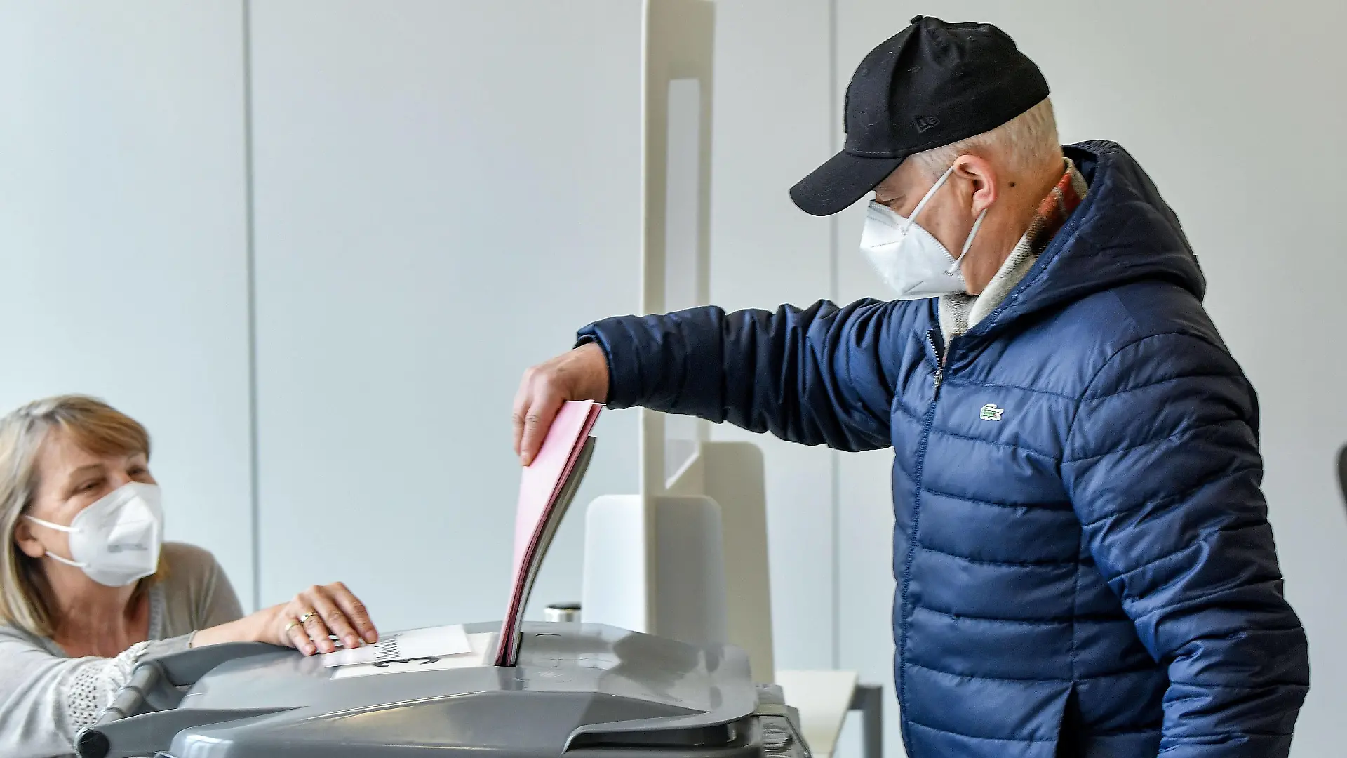 14.03.2021, xpsx, Lokal Hanau Impressionen Kommunal- und OB-Wahl v.l. Wahllokal, Wahlen, Wähler, Stimmzettel, Kreuz, Wahlurne, Stimme, Symbolfoto, Wahlkabine,, Hanau Hessen Deutschland DEU *** 14 03 2021, xpsx, local Hanau impressions municipal and OB election v l polling station, elections, voter, ballot, cross, ballot box, vote, symbol photo, voting booth,, Hanau Hesse Germany DEU