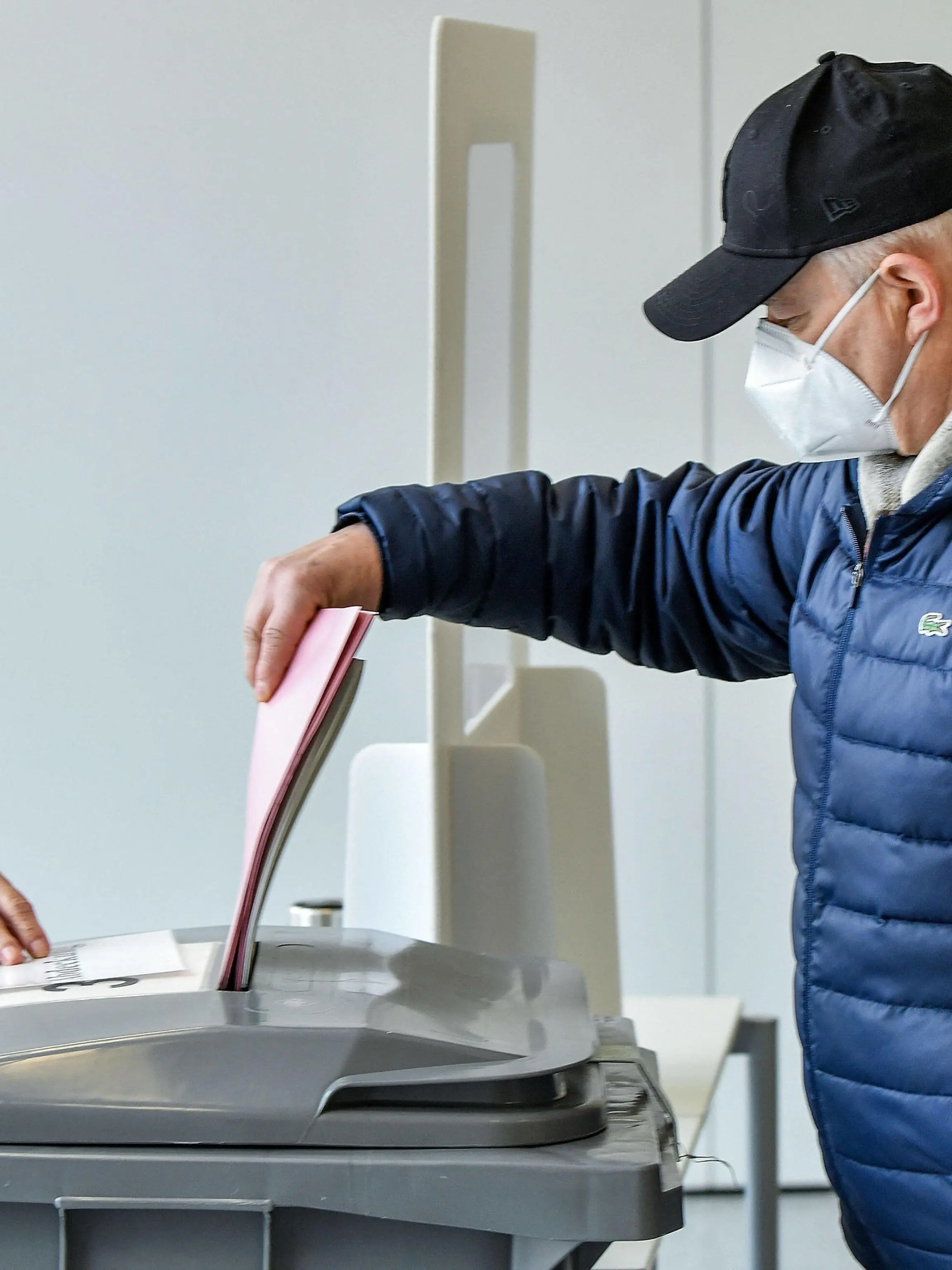 14.03.2021, xpsx, Lokal Hanau Impressionen Kommunal- und OB-Wahl v.l. Wahllokal, Wahlen, Wähler, Stimmzettel, Kreuz, Wahlurne, Stimme, Symbolfoto, Wahlkabine,, Hanau Hessen Deutschland DEU *** 14 03 2021, xpsx, local Hanau impressions municipal and OB election v l polling station, elections, voter, ballot, cross, ballot box, vote, symbol photo, voting booth,, Hanau Hesse Germany DEU 
