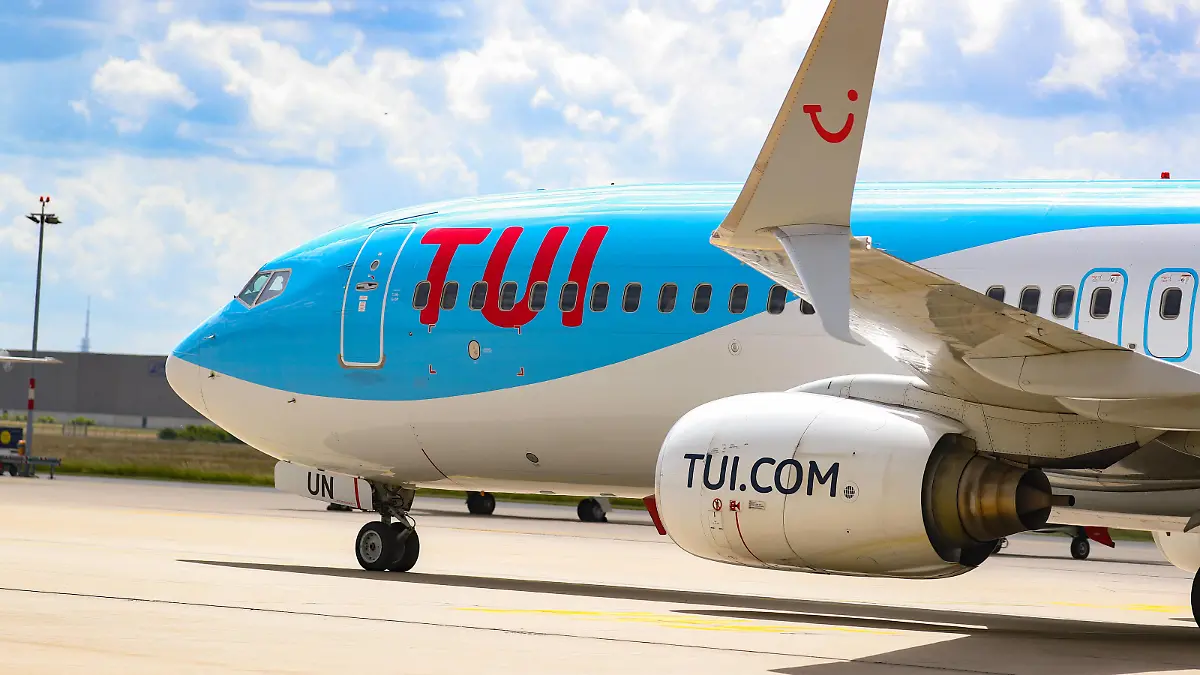 Hannover, Flughafen Langenhagen, Symbolfoto, Flugzeug, Fluggesellschaft, TUI, Boeing 737-800. *** Hanover, Langenhagen Airport, symbol photo, aircraft, airline, TUI, Boeing 737 800 