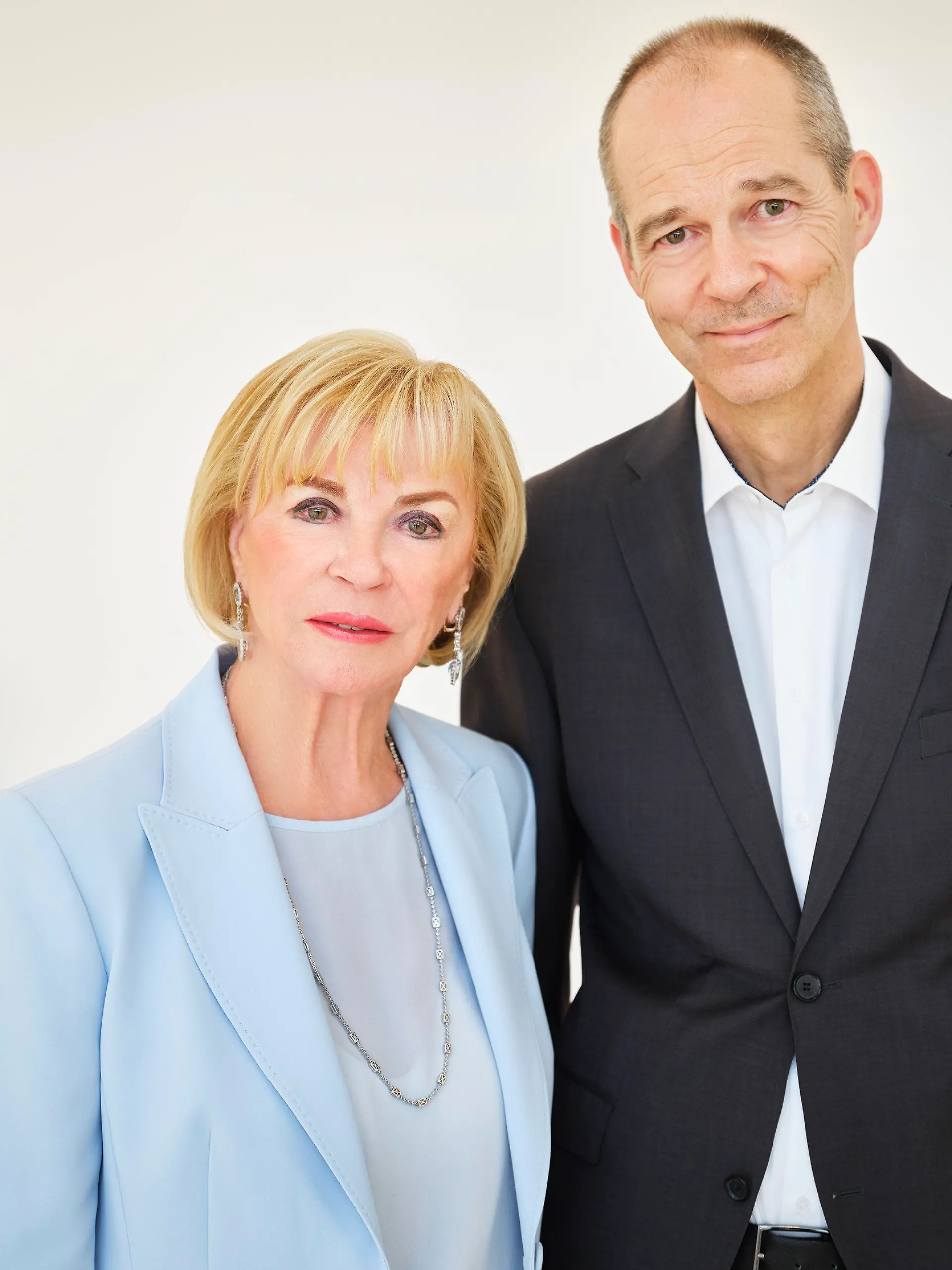 HANDOUT - 09.06.2021, ---: Bertelsmann-Gesellschafterin Liz Mohn mit ihrem Sohn Christoph Mohn (undatierte Aufnahme). Bertelsmann-Gesellschafterin Liz Mohn übergibt das Amt der Familiensprecherin in der Bertelsmann Verwaltungsgesellschaft an ihren Sohn Christoph Mohn. Das teilte der Bertelsmann-Konzern am Freitag in Gütersloh mit. Zuvor hatte der «Spiegel» berichtet. (zu dpa: «Bertelsmann-Gesellschafterin Liz Mohn macht Sohn zum Familiensprecher») Foto: --/Bertelsmann/dpa - ACHTUNG: Nur zur redaktionellen Verwendung im Zusammenhang mit der aktuellen Berichterstattung und nur mit vollständiger Nennung des vorstehenden Credits +++ dpa-Bildfunk +++