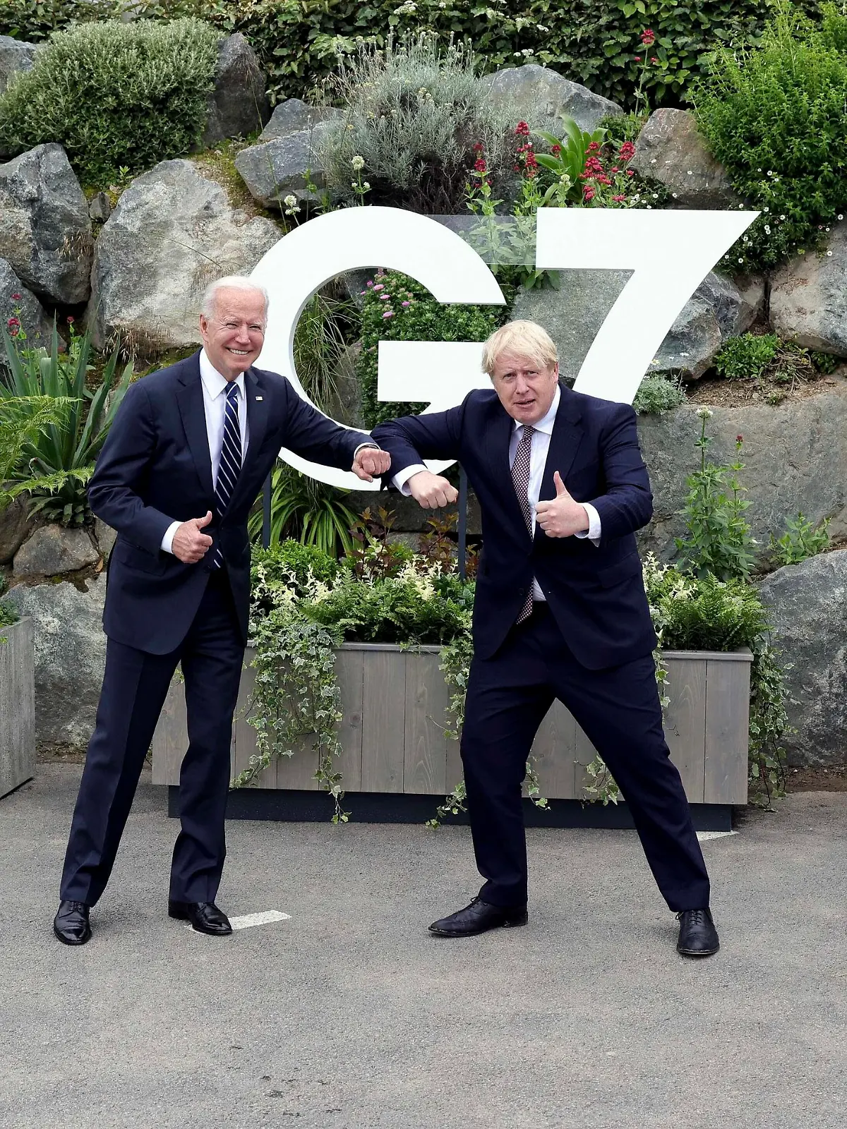  210610 -- FALMOUTH BRITAIN, June 10, 2021 -- British Prime Minister Boris Johnson 2nd R poses with U.S. President Joe Biden 2nd L in Carbis Bay, Cornwall, Britain, on June 10, 2021. Boris Johnson and Joe Biden on Thursday agreed to work to resume travel between the two countries and signed a new Atlantic Charter, as they met ahead of the Group of Seven G7 summit. Andrew Parsons/No 10 Downing Street/Handout via Xinhua BRITAIN-CORNWALL-U.S.-PRESIDENT-VISIT HanxYan PUBLICATIONxNOTxINxCHN