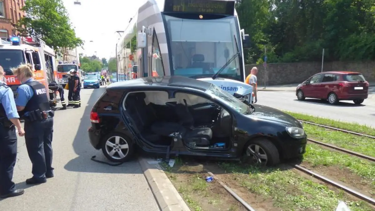 Straßenbahn kollidiert mit Auto