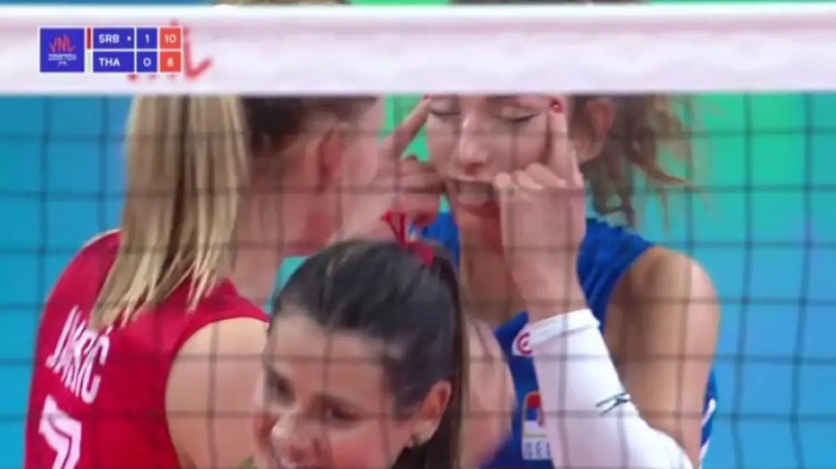 Böse Entgleisung: Sanja Djurdjevic machte beim Spiel gegen Thailand diese Geste