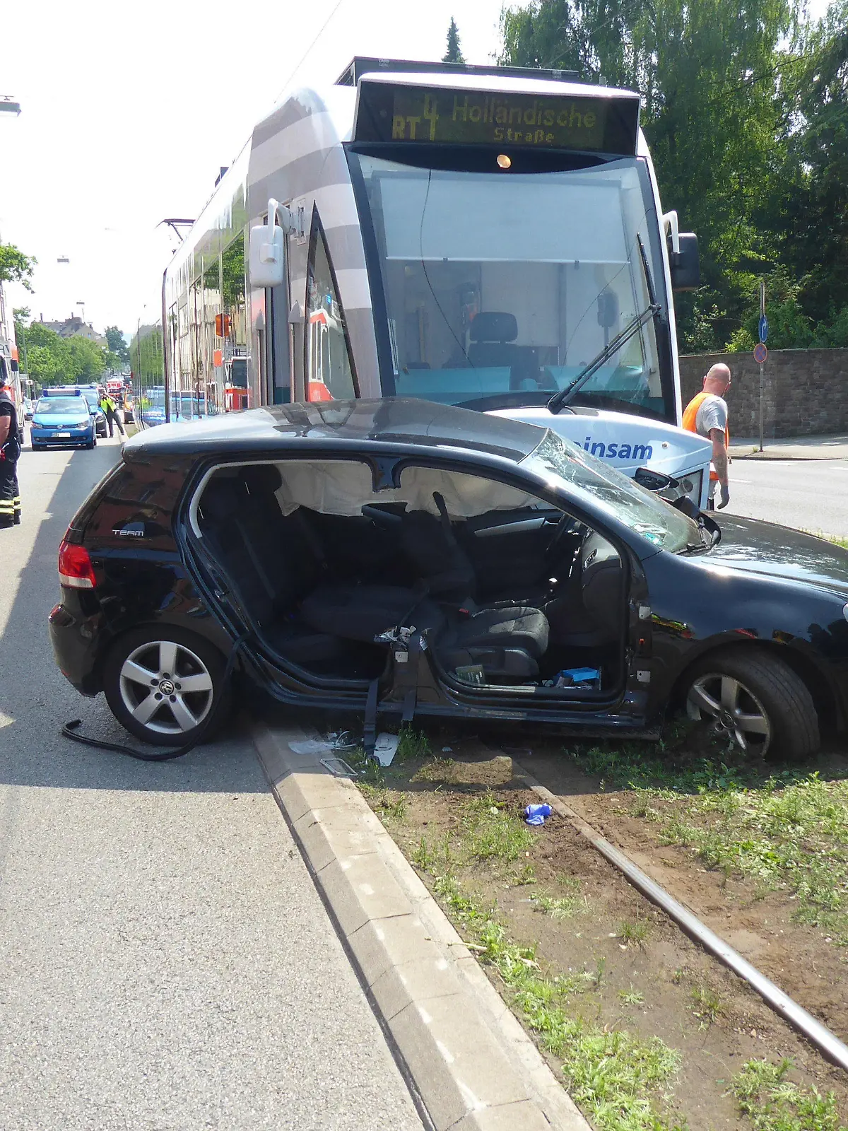 HANDOUT - 11.06.2021, Hessen, Kassel: Eine Straßenbahn und ein Auto sind zusammengestoßen, Polizei und Rettungskräfte stehen an der Unfallstelle. (zu dpa: «Zusammenstoß von Straßenbahn und Auto in Kassel») Foto: --/Feuerwehr Kassel /dpa - ACHTUNG: Nur zur redaktionellen Verwendung im Zusammenhang mit der aktuellen Berichterstattung und nur mit vollständiger Nennung des vorstehenden Credits +++ dpa-Bildfunk +++