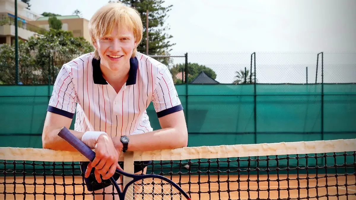 Kaum zu glauben, aber hier handelt es sich nicht um Tennis-Legende Boris Becker, sondern Schauspieler Bruno Alexander.