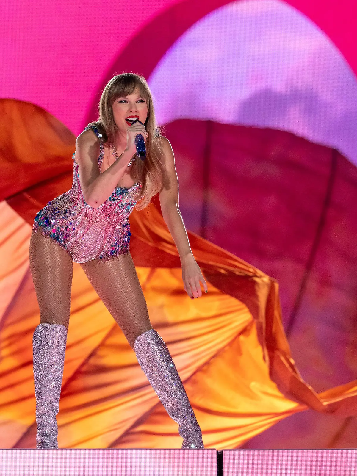 ARCHIV - 24.03.2023, USA, Las Vegas: US-Sängerin Taylor Swift während der Eras Tour im Allegiant Stadium. (zu dpa: «Formel-1-Fahrer Alonso von Liebes-Gerüchten um Taylor Swift amüsiert») Foto: Daniel Deslover/ZUMA Press Wire/dpa +++ dpa-Bildfunk +++