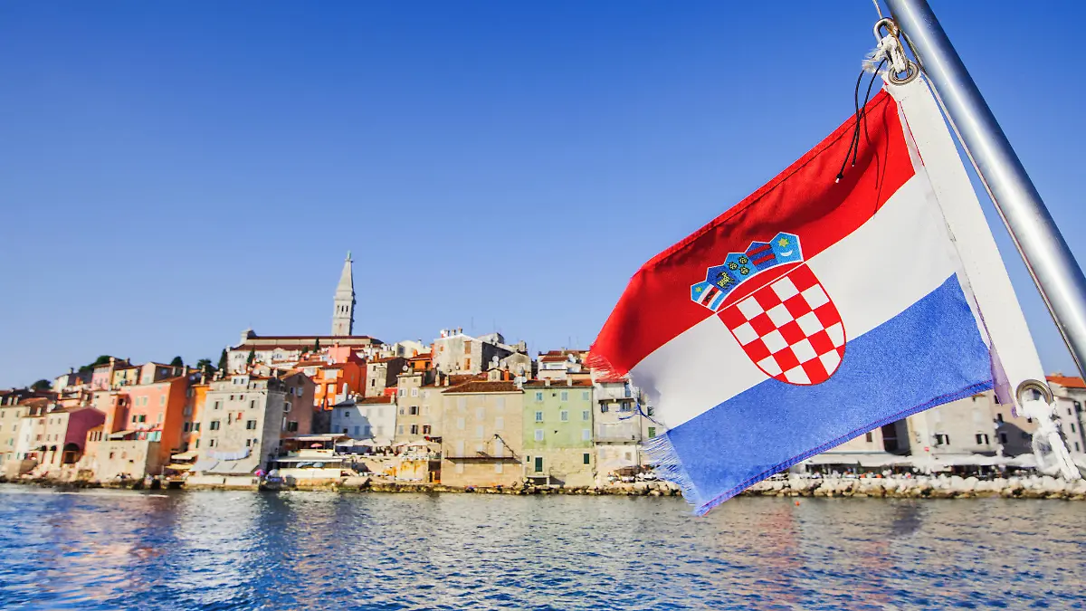 Kroatische Fahne weht über Stadt