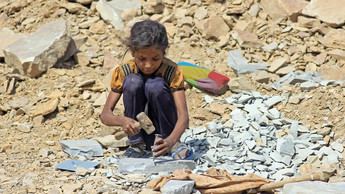 Die etwa 8-jährige Sunita sitzt am 16.05.2013 in Kota, in der indischen Provinz Rajasthan, in einem Steinbruch und arbeitet mit Hammer und Meißel. Tausende Kinder hauen in Steinbrüchen in Indien Pflastersteine für den europäischen Markt.    Foto: Doreen Fiedler/dpa   (zu dpa "Kleine Hände hauen in Indien Pflastersteine für Europa" vom 11.06.2013) +++(c) dpa - Bildfunk+++