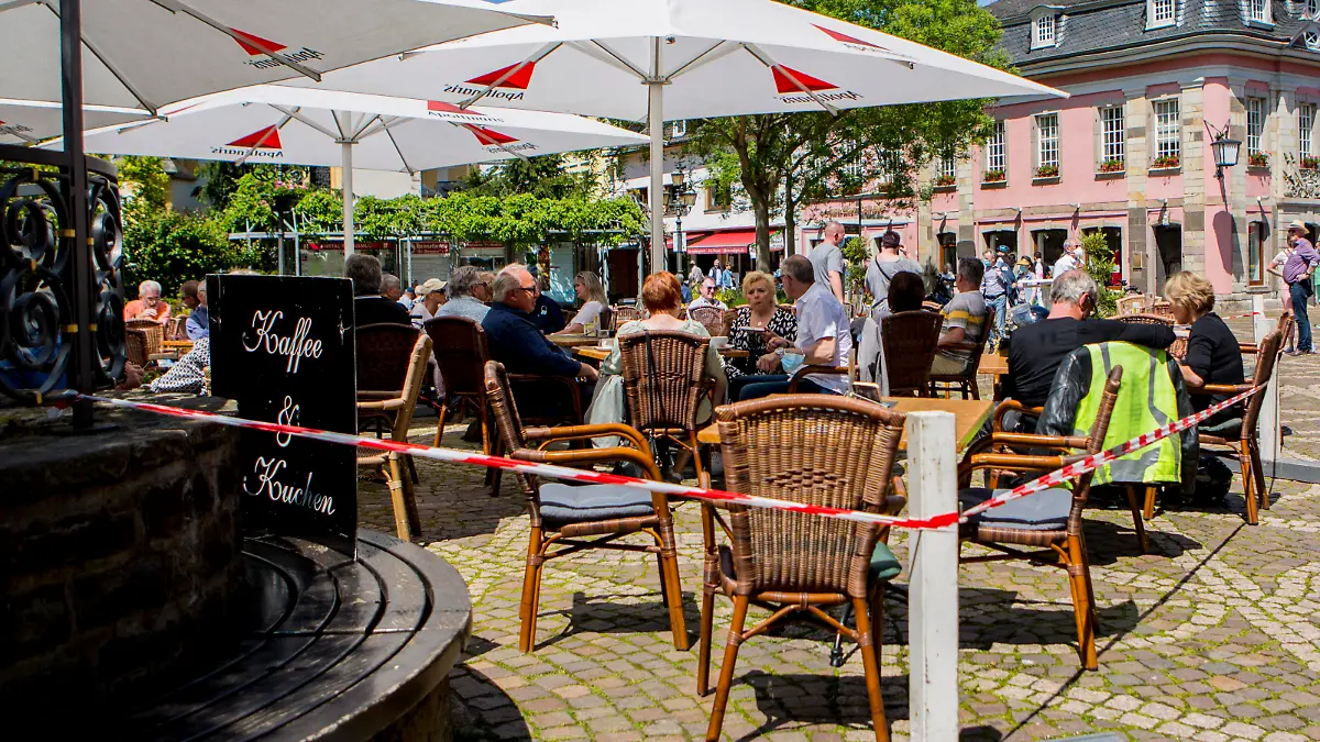 Wie hier in Ahrweiler  Rheinland-Pfalz  sinken die Corona-Inzidenzen weiter. Unter bestimmten Bedingungen konnte bei strahlendem Sonnenschein die Außengastronomie am letzten Mai-Wochenende 2021 wieder öffnen. Corona-Lockerungen *** As here in Ahrweiler Rhineland-Palatinate, Corona incidences continue to fall Under certain conditions, outdoor restaurants could reopen in bright sunshine on the last weekend of May 2021 Corona relaxations 