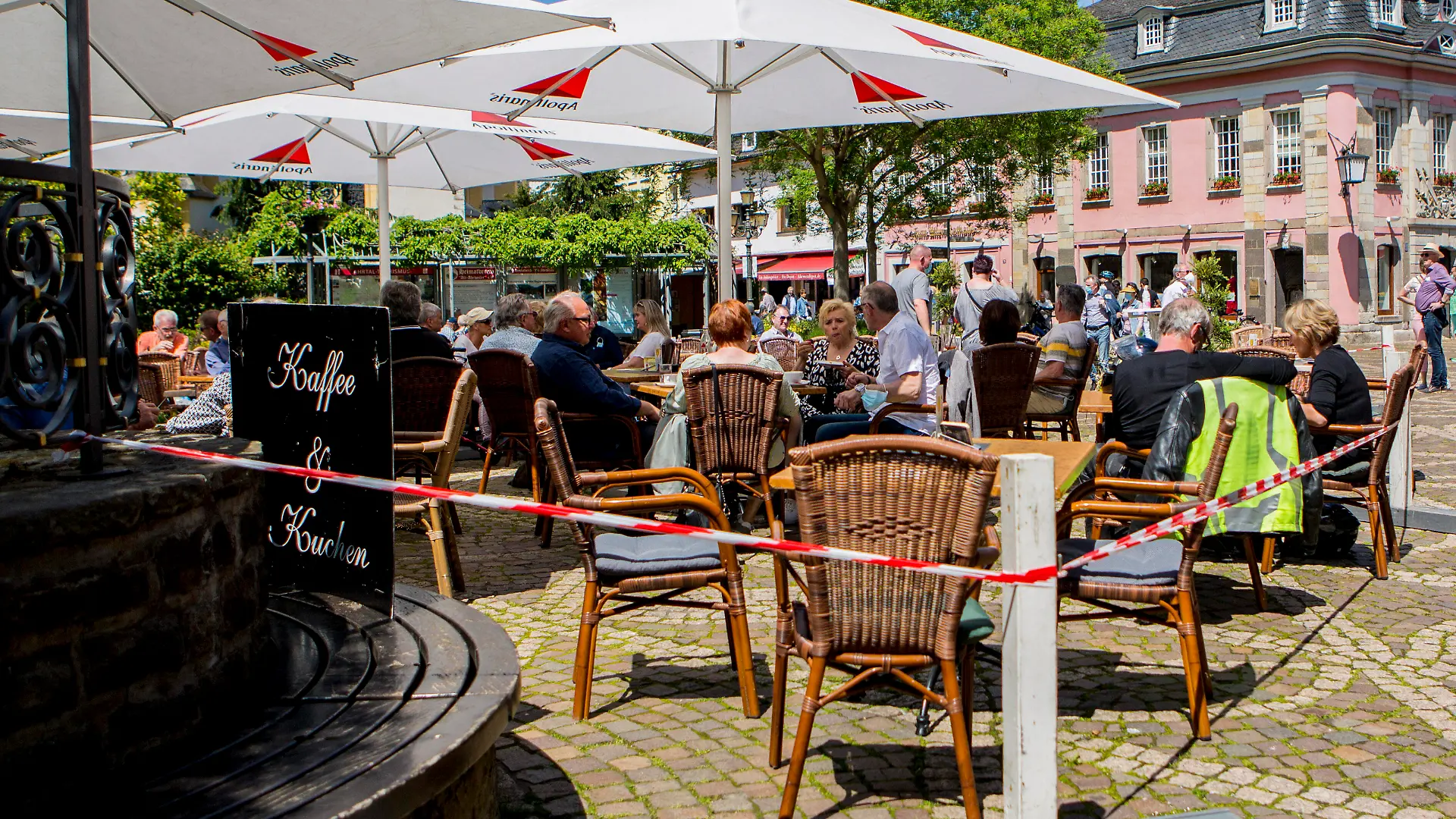Wie hier in Ahrweiler Rheinland-Pfalz sinken die Corona-Inzidenzen weiter. Unter bestimmten Bedingungen konnte bei strahlendem Sonnenschein die Außengastronomie am letzten Mai-Wochenende 2021 wieder öffnen. Corona-Lockerungen *** As here in Ahrweiler Rhineland-Palatinate, Corona incidences continue to fall Under certain conditions, outdoor restaurants could reopen in bright sunshine on the last weekend of May 2021 Corona relaxations
