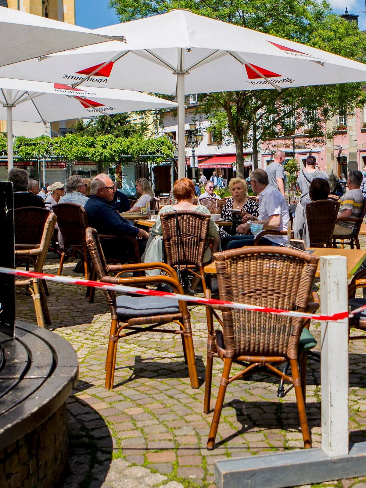 Wie hier in Ahrweiler  Rheinland-Pfalz  sinken die Corona-Inzidenzen weiter. Unter bestimmten Bedingungen konnte bei strahlendem Sonnenschein die Außengastronomie am letzten Mai-Wochenende 2021 wieder öffnen. Corona-Lockerungen *** As here in Ahrweiler Rhineland-Palatinate, Corona incidences continue to fall Under certain conditions, outdoor restaurants could reopen in bright sunshine on the last weekend of May 2021 Corona relaxations 