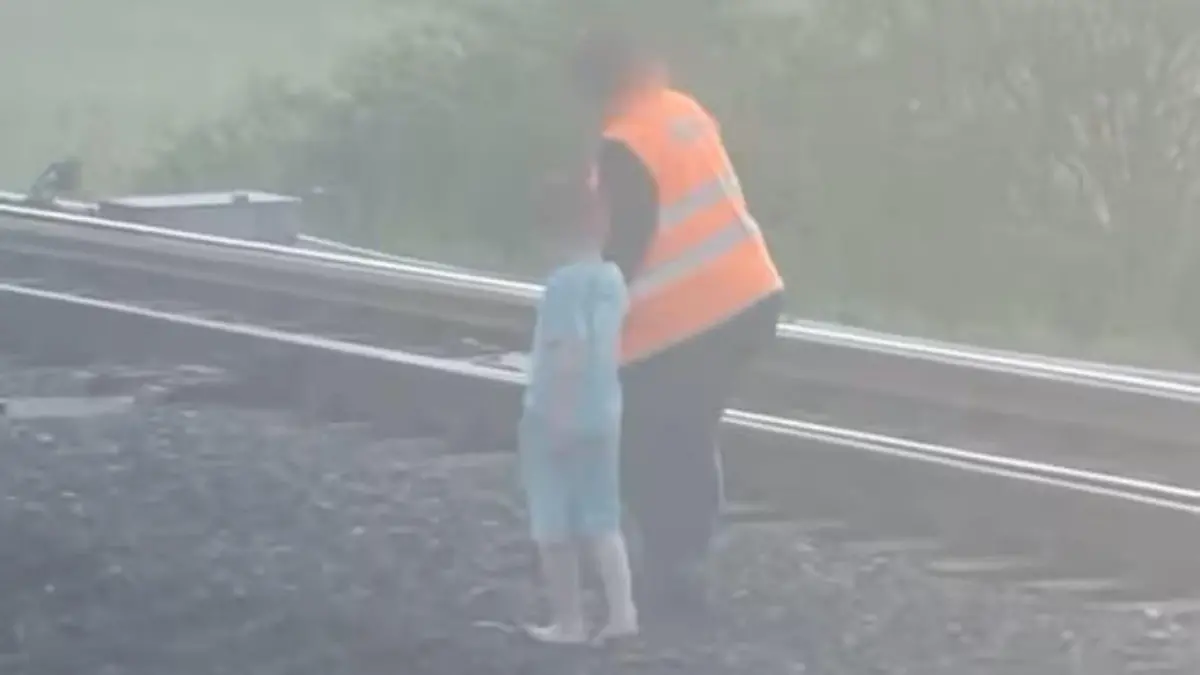 Eine Lokführerin bringt einen siebenjährigen Jungen im Schlafanzug von den Bahngleisen in Mägenwil.