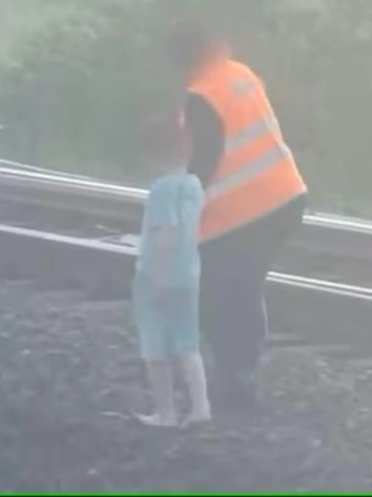 Eine Lokführerin bringt einen siebenjährigen Jungen im Schlafanzug von den Bahngleisen in Mägenwil.