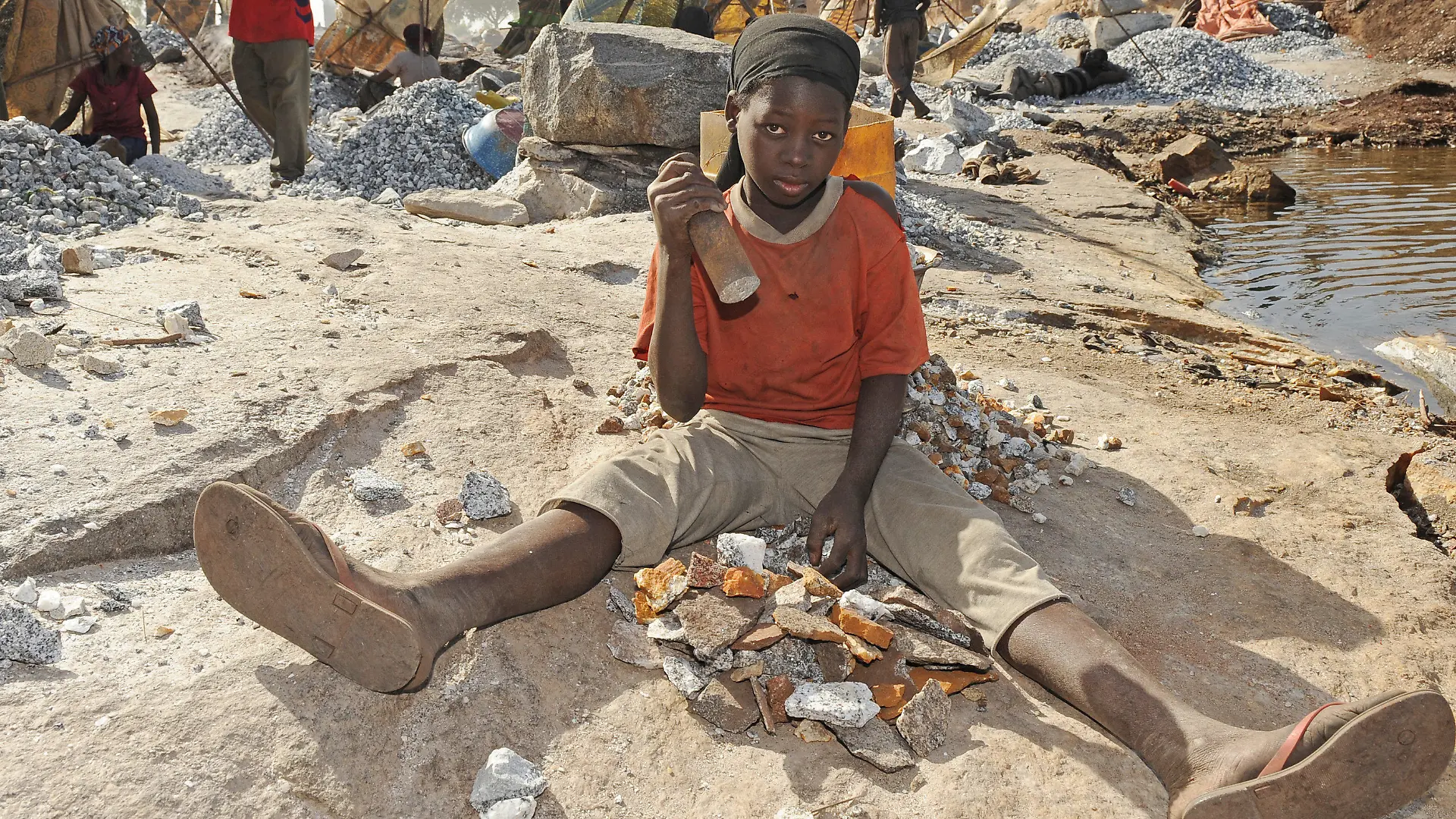 ARCHIV - Die 14-jährige Ibudo Asseta arbeitet im Steinbruch Pissy in Ouagadougou in Burkina Faso und zerkleinert mit einem Metallkolben Granitsteine (Aufnahme vom 06.11.2009). Sie ist seit zwei Jahren nicht mehr zur Schule gegangen, weil sie arbeiten muss. Sie will gerne wieder zur Schule gehen und einmal Ärztin werden. Bis zur Unterkunft der Eltern läuft sie täglich 12 Kilometer. Millionen Kinder in Afrika kämpfen täglich um ihr Überleben. Am 16. Juni erinnert der «Internationale Tag des afrikanischen Kindes» an ihr Schicksal. Foto: Jens Kalaene (zu dpa-KORR zum 16 Juni "Afrikas Kinder kämpfen sich durch") +++(c) dpa - Bildfunk+++