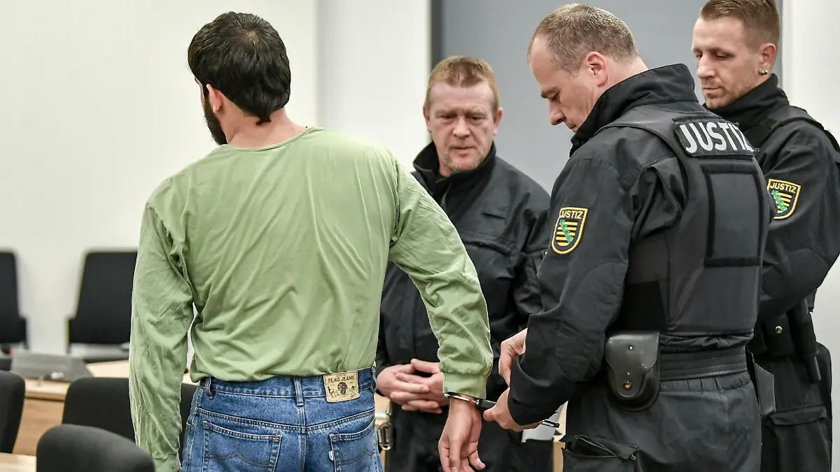 Esmail Al A. - Gefährder - Prozess gegen IS-Unterstützer - Freilassung / SEP 2019 Dem Angeklagten werden im Oberlandesgericht von Justizbeamten vor dem Prozess wegen Werbens um Mitglieder oder Unterstützer einer terroristischen Vereinigung die Handsc