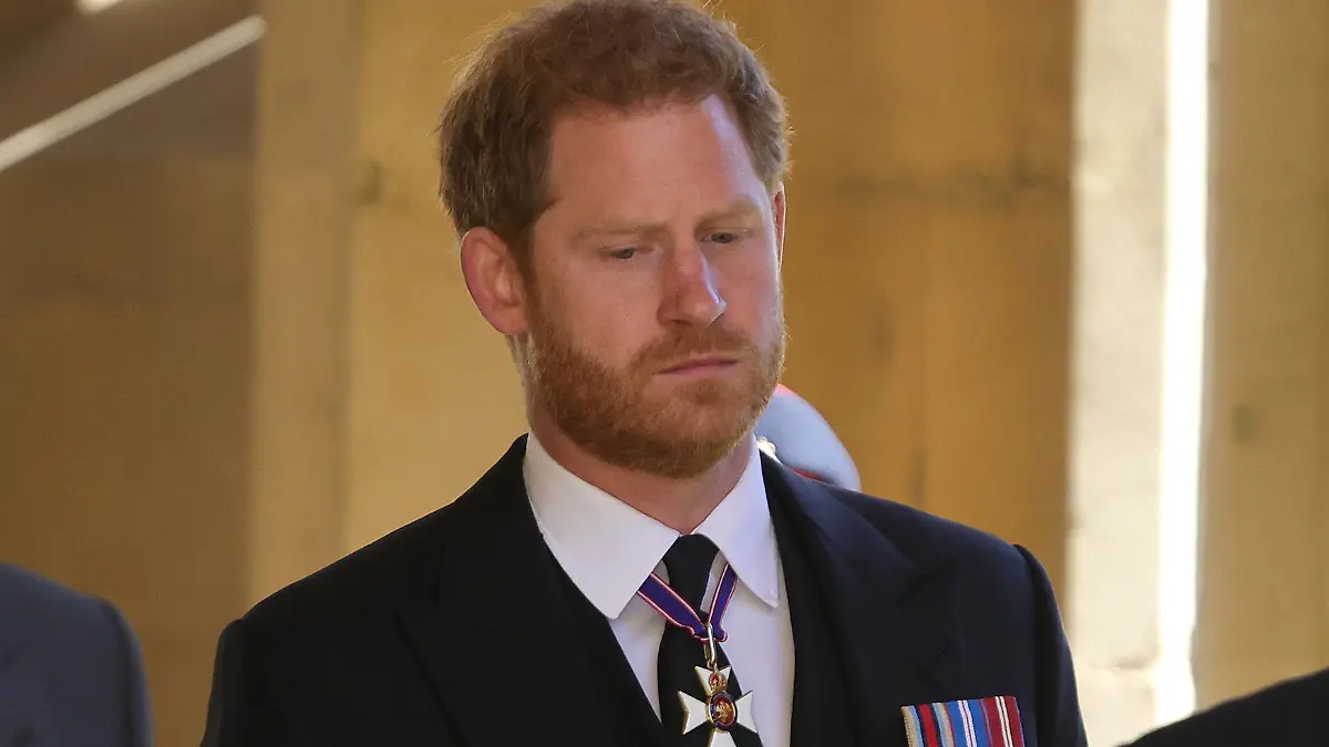17.04.2021, Großbritannien, Windsor: Prinz Harry steht vor der St.-Georgs-Kapelle. Die Trauerfeier und Beisetzung von Queen-Ehemann Prinz Philip, Herzog von Edinburg, finden auf Schloss Windsor statt. Prinz Philip war am 9. April im Alter von 99 Jahren gestorben. Foto: Chris Jackson/PA Wire/dpa +++ dpa-Bildfunk +++