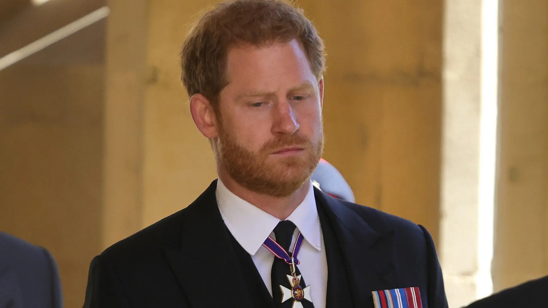 17.04.2021, Großbritannien, Windsor: Prinz Harry steht vor der St.-Georgs-Kapelle. Die Trauerfeier und Beisetzung von Queen-Ehemann Prinz Philip, Herzog von Edinburg, finden auf Schloss Windsor statt. Prinz Philip war am 9. April im Alter von 99 Jahren gestorben. Foto: Chris Jackson/PA Wire/dpa +++ dpa-Bildfunk +++