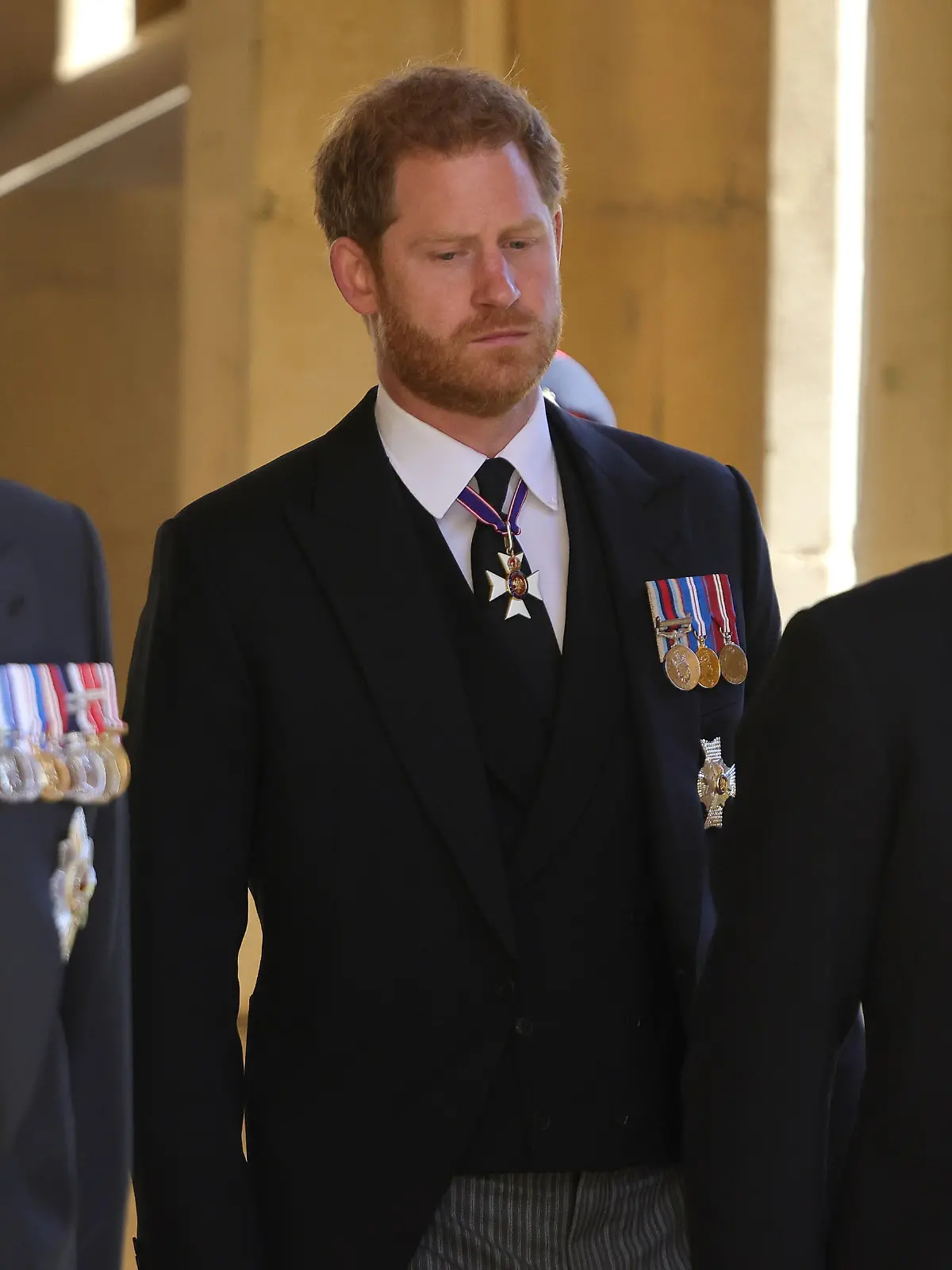 17.04.2021, Großbritannien, Windsor: Prinz Harry steht vor der St.-Georgs-Kapelle. Die Trauerfeier und Beisetzung von Queen-Ehemann Prinz Philip, Herzog von Edinburg, finden auf Schloss Windsor statt. Prinz Philip war am 9. April im Alter von 99 Jahren gestorben. Foto: Chris Jackson/PA Wire/dpa +++ dpa-Bildfunk +++