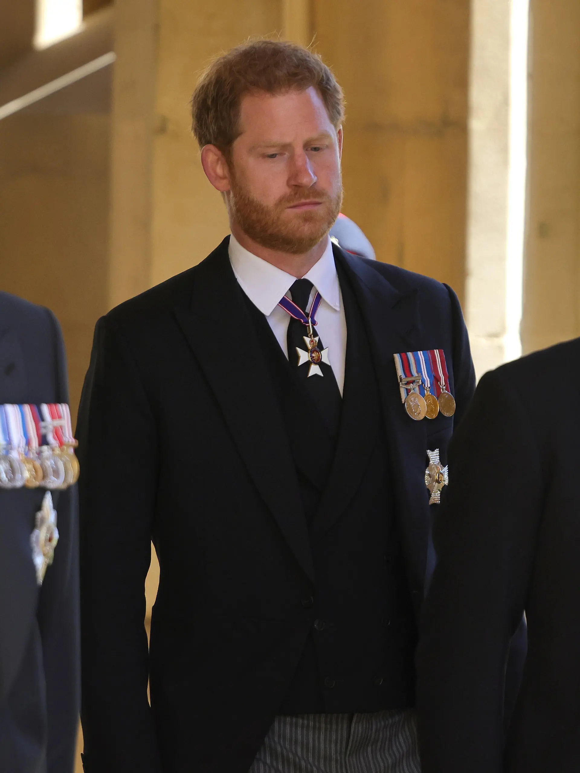17.04.2021, Großbritannien, Windsor: Prinz Harry steht vor der St.-Georgs-Kapelle. Die Trauerfeier und Beisetzung von Queen-Ehemann Prinz Philip, Herzog von Edinburg, finden auf Schloss Windsor statt. Prinz Philip war am 9. April im Alter von 99 Jahren gestorben. Foto: Chris Jackson/PA Wire/dpa +++ dpa-Bildfunk +++